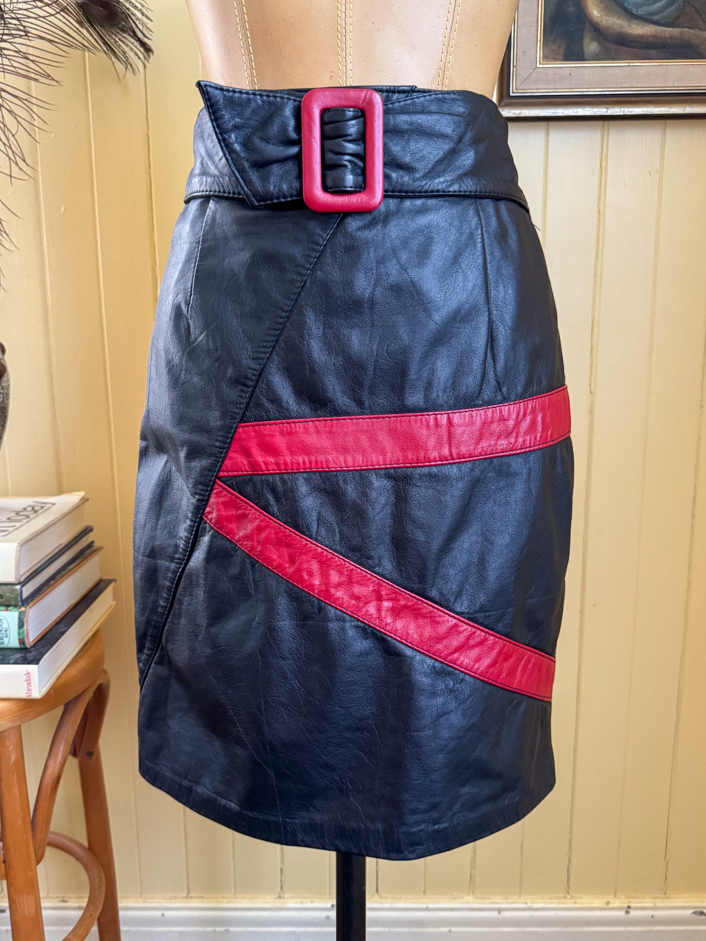 VINTAGE 1980S DE’ NAIVE BLACK + RED LEATHER BELTED MINI SKIRT S