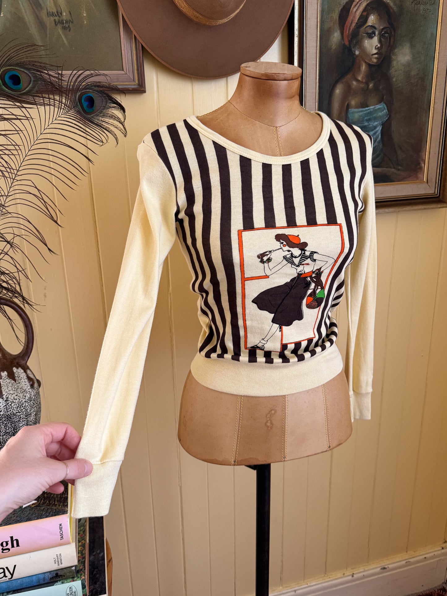 VINTAGE 1970S EMILY ROBBINS SPORTSWEAR ART DECO PRINT COTTON LONG SLEEVE T-SHIRT XS