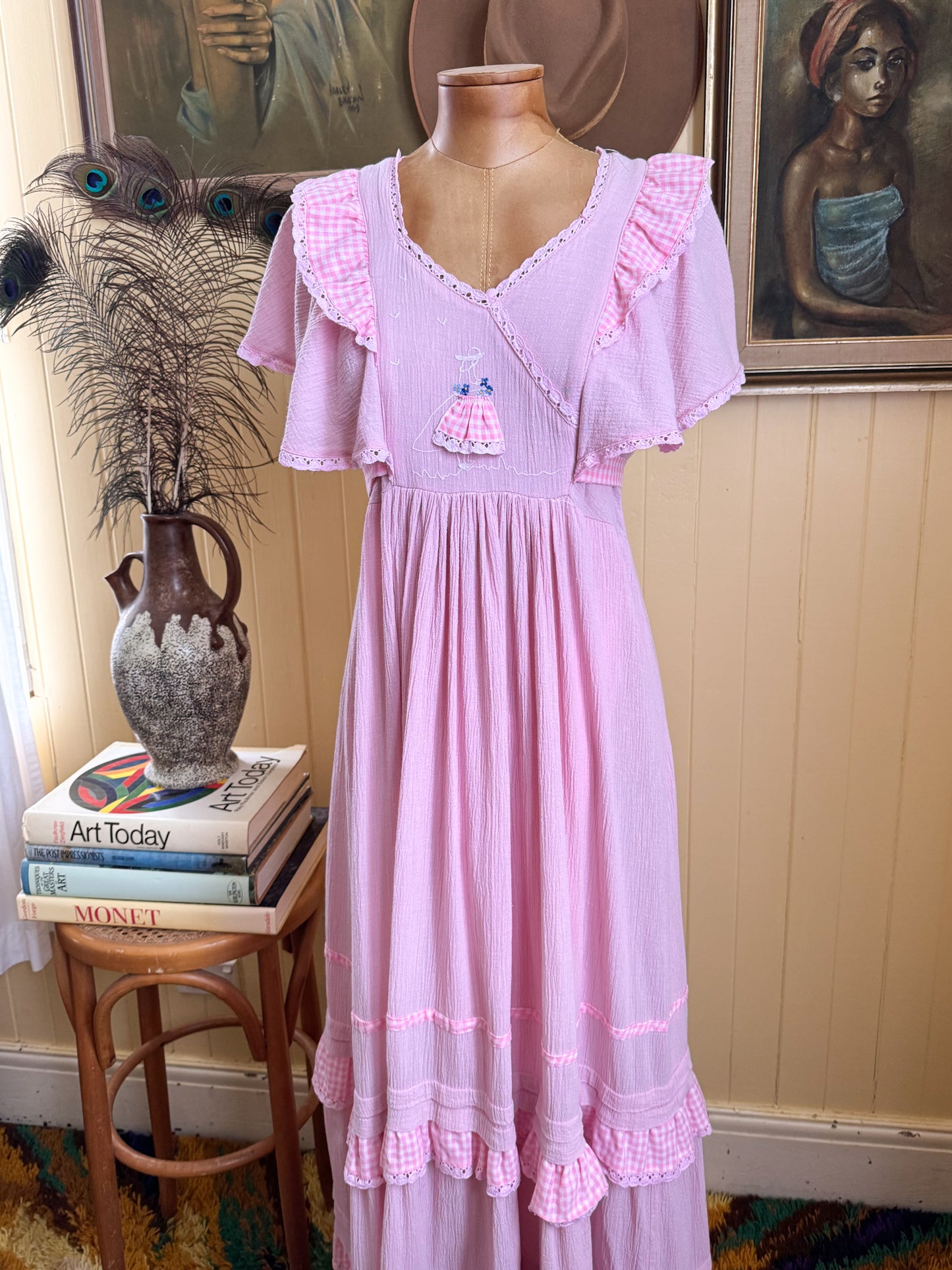 VINTAGE 1970S COTTON CHEESECLOTH GAUZE APPLIQUE RUFFLED MAXI DRESS M