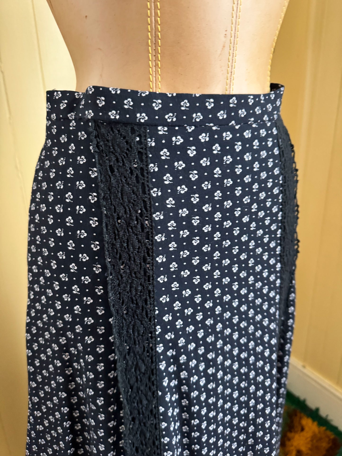VINTAGE 1970S VISCOSE MINI FLORAL PRINT EMBROIDERED MAXI SKIRT XS