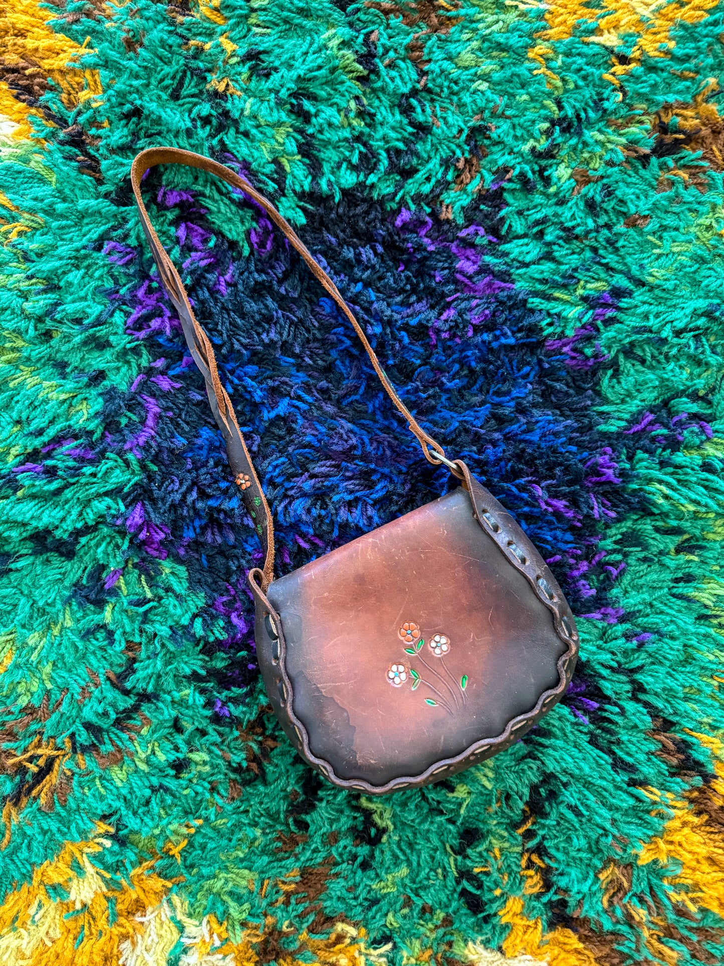 VINTAGE 1970S MEXICAN TOOLED LEATHER HAND PAINTED SHOULDER BAG