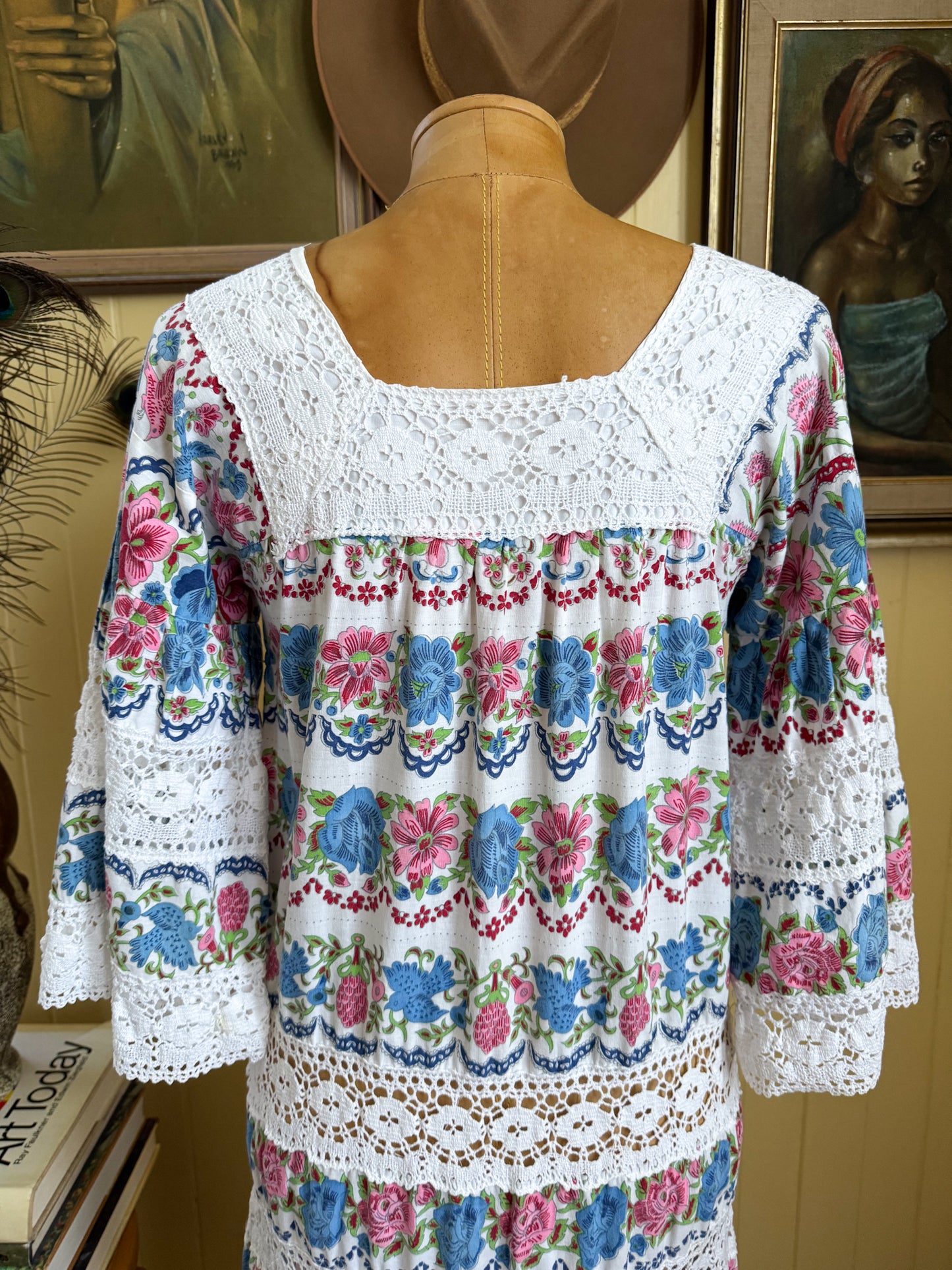 VINTAGE 1970S MEXICAN COTTON FLORAL PRINT LACE TIERED MAXI DRESS S
