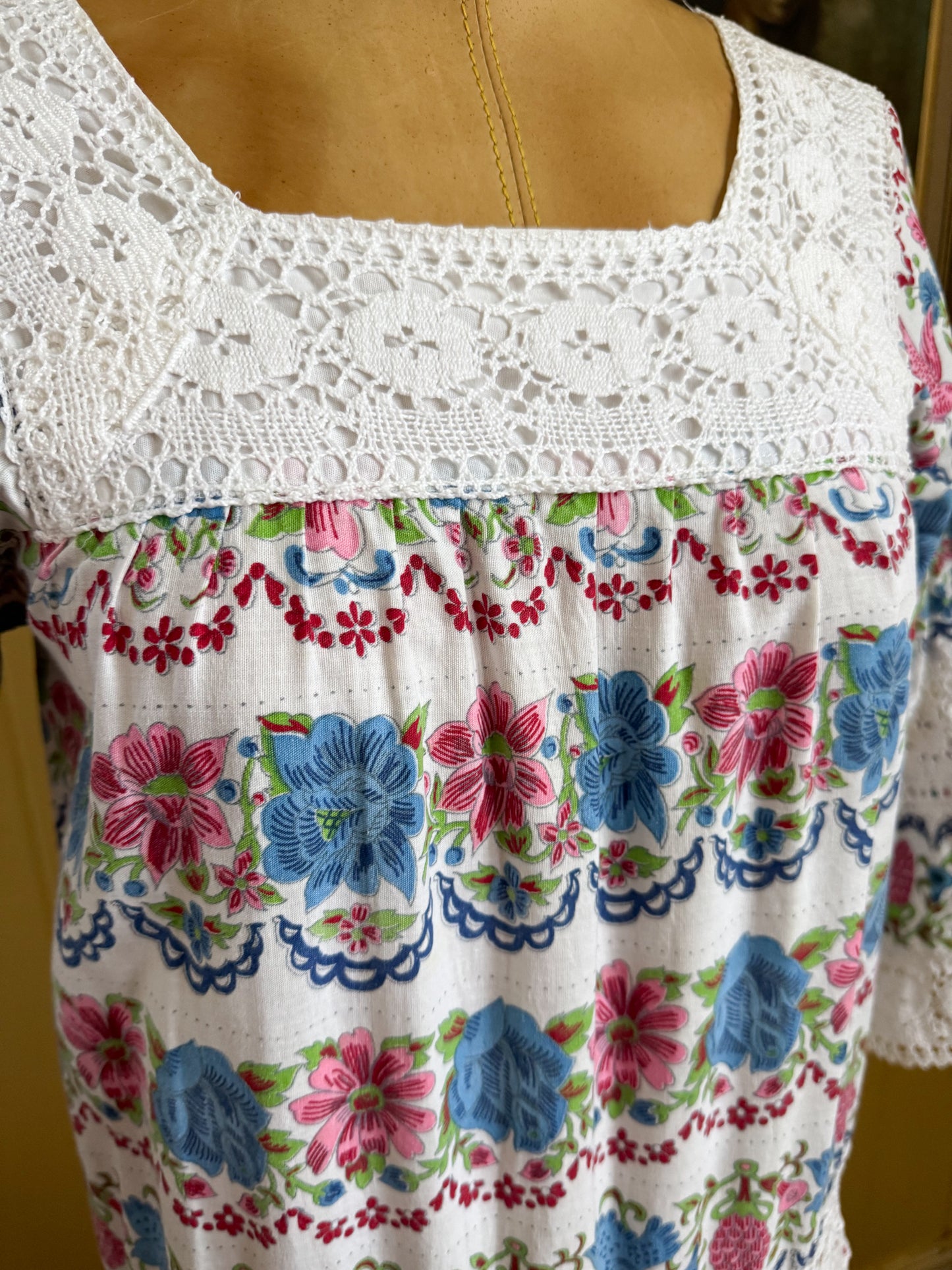 VINTAGE 1970S MEXICAN COTTON FLORAL PRINT LACE TIERED MAXI DRESS S