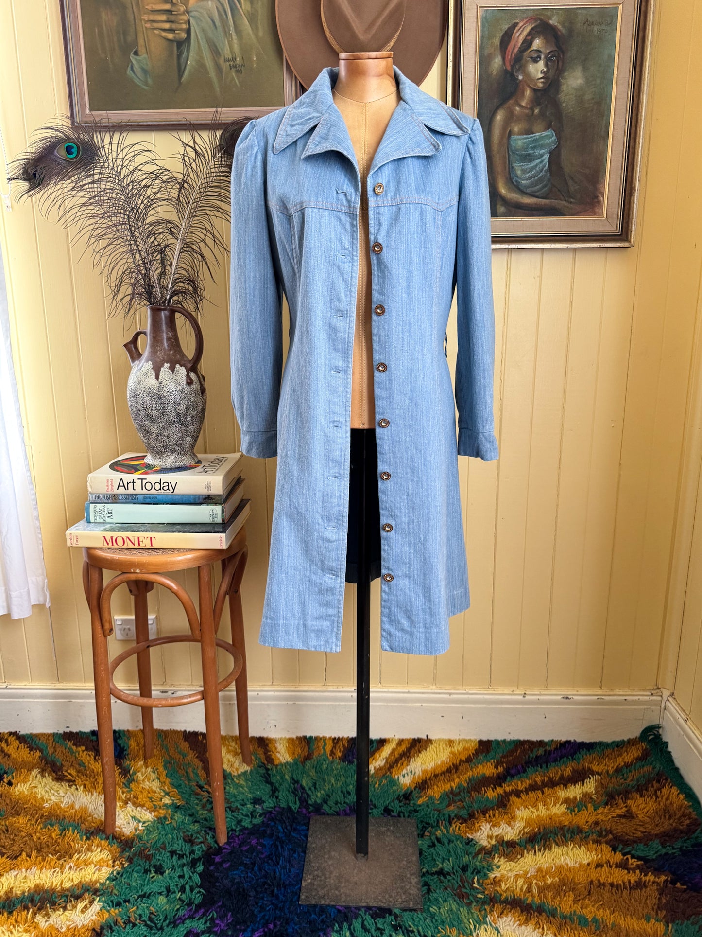 VINTAGE 1970S CHAMBRAY COTTON DENIM EMBROIDERED LONGLINE JACKET S/M