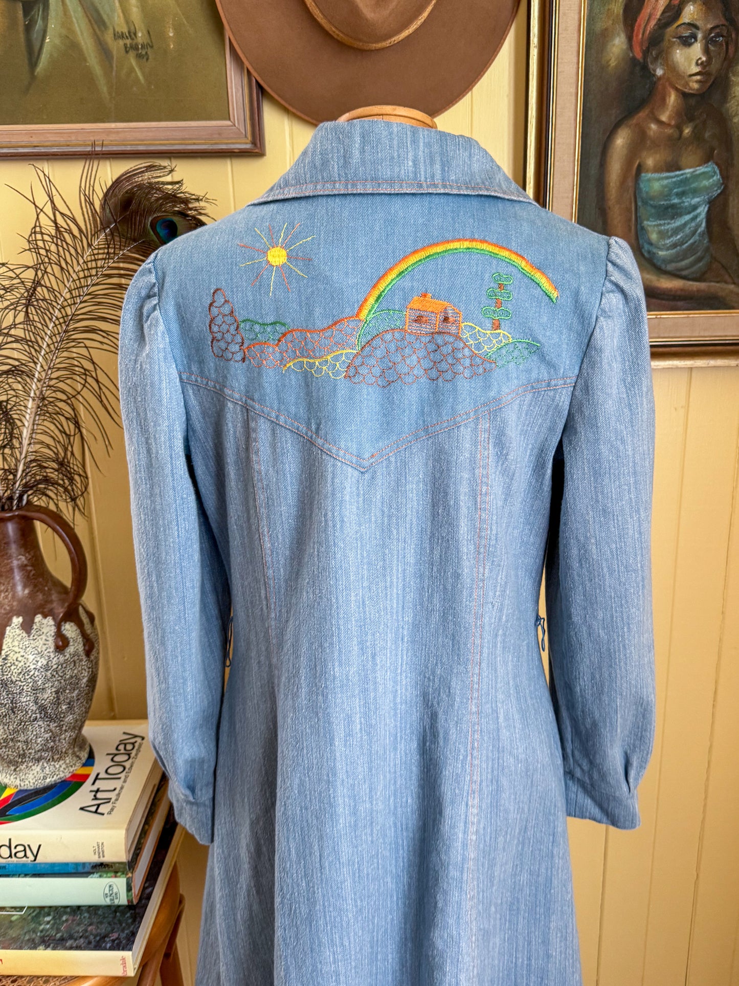 VINTAGE 1970S CHAMBRAY COTTON DENIM EMBROIDERED LONGLINE JACKET S/M