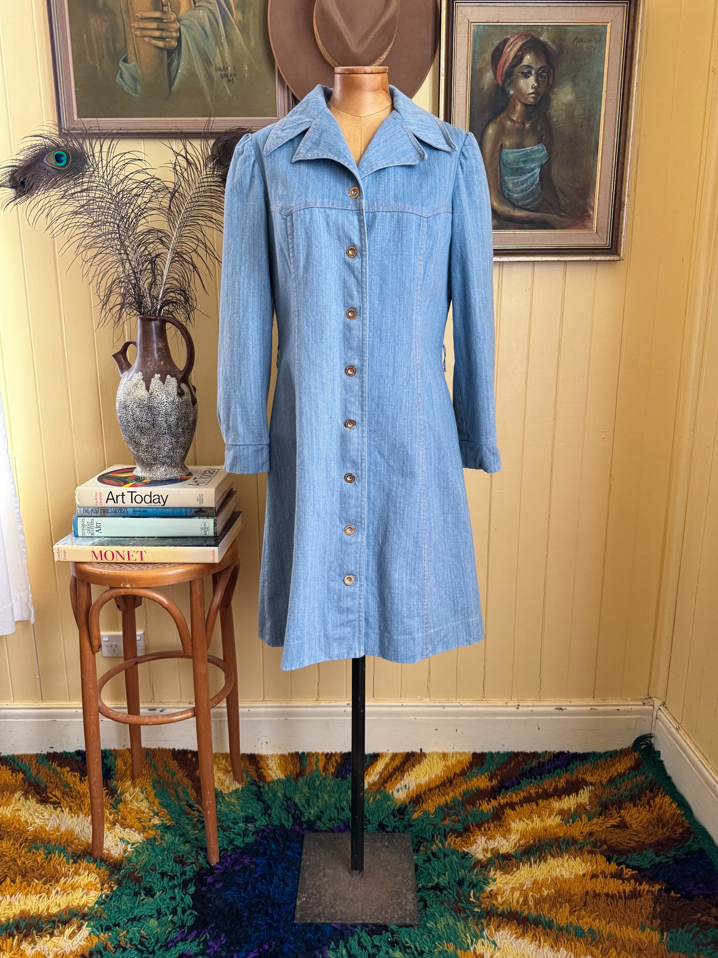 VINTAGE 1970S CHAMBRAY COTTON DENIM EMBROIDERED LONGLINE JACKET S/M