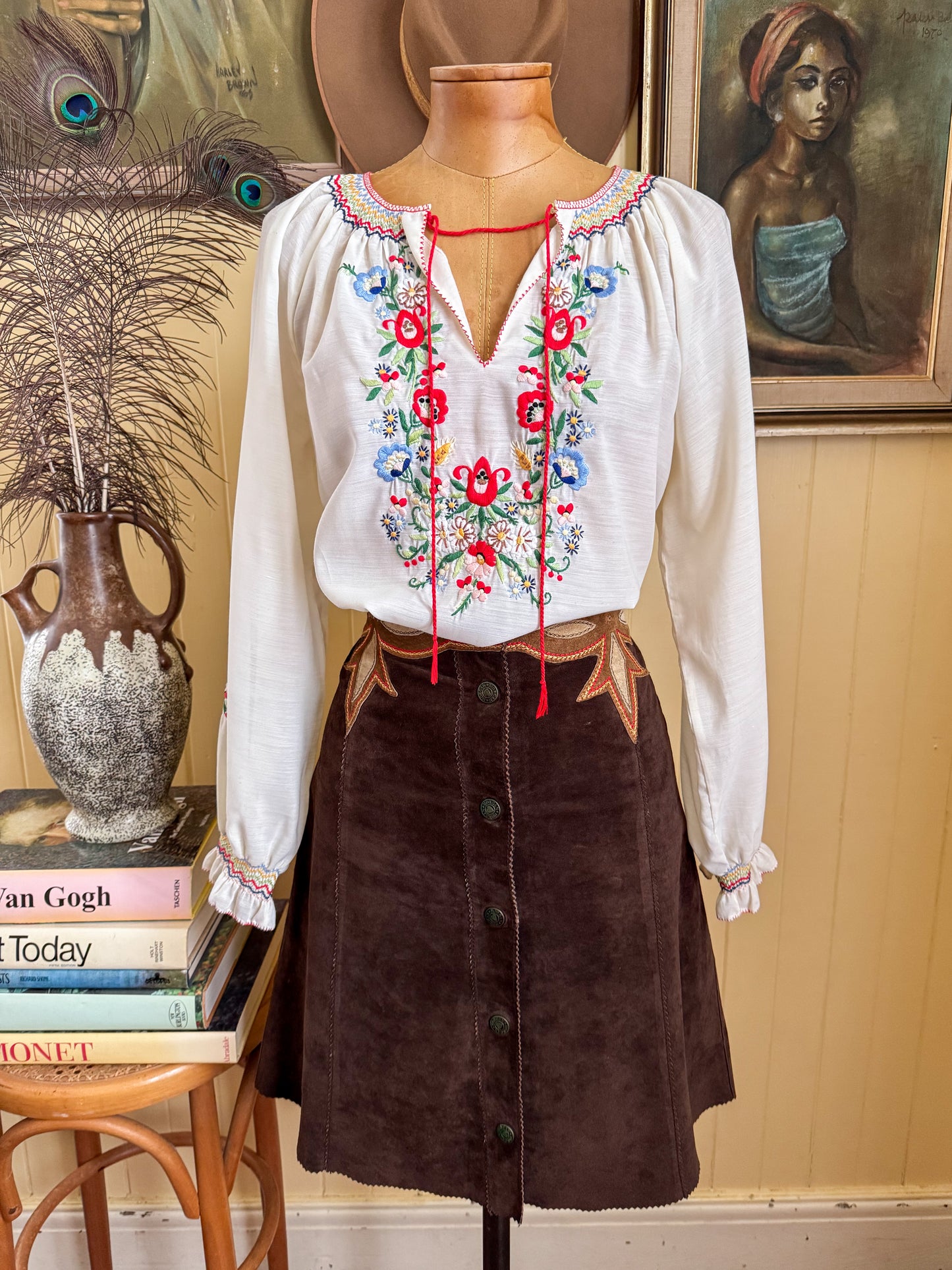 VINTAGE 1980S HUNGARIAN EMBROIDERED COTTON BLEND LONG SLEEVE PEASANT BLOUSE S/M