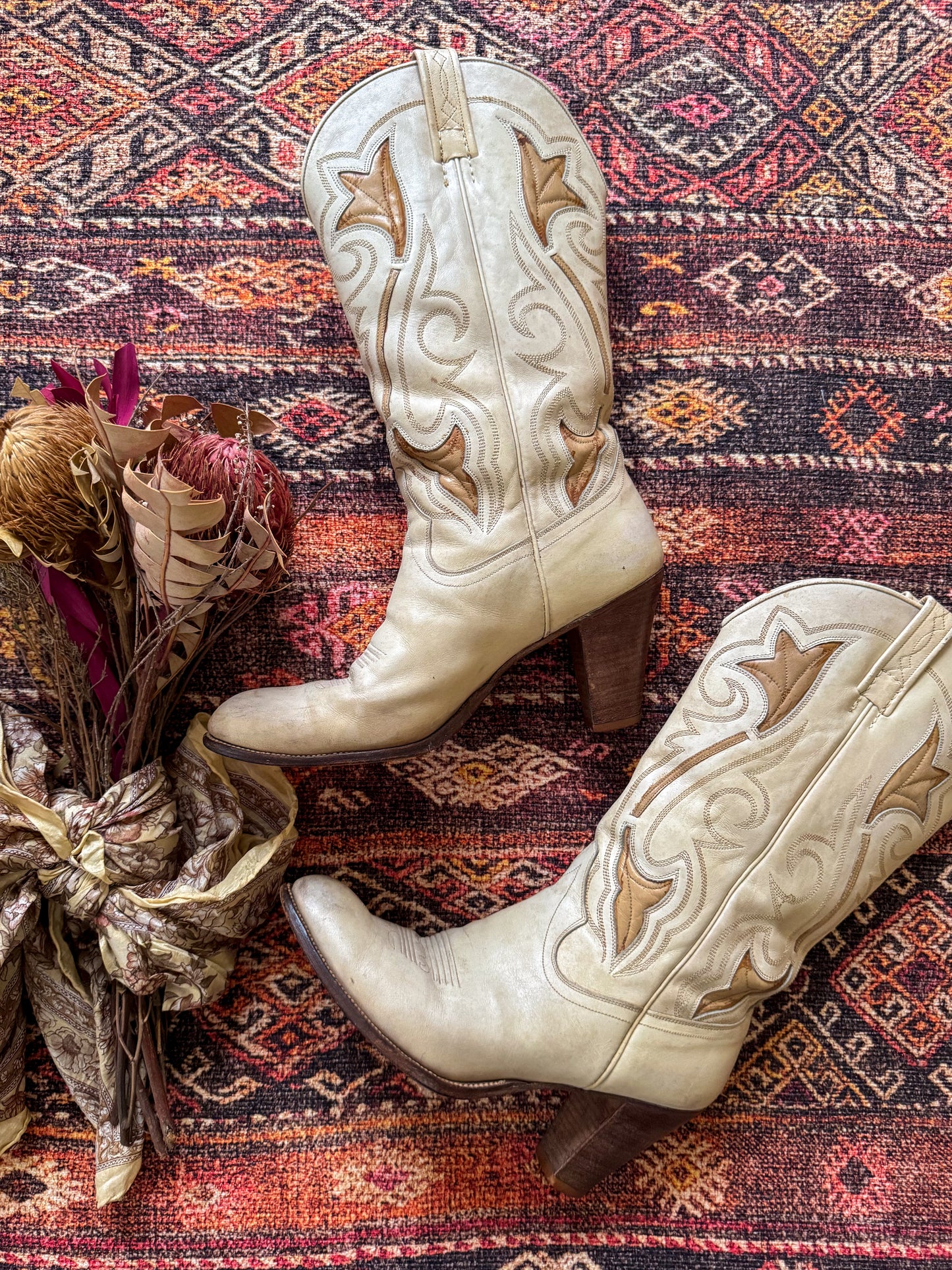 VINTAGE DAN POST CREAM EMBROIDERED LEATHER WESTERN CUBAN HIGH HEEL BOOTS 7.5-8/38-38.5