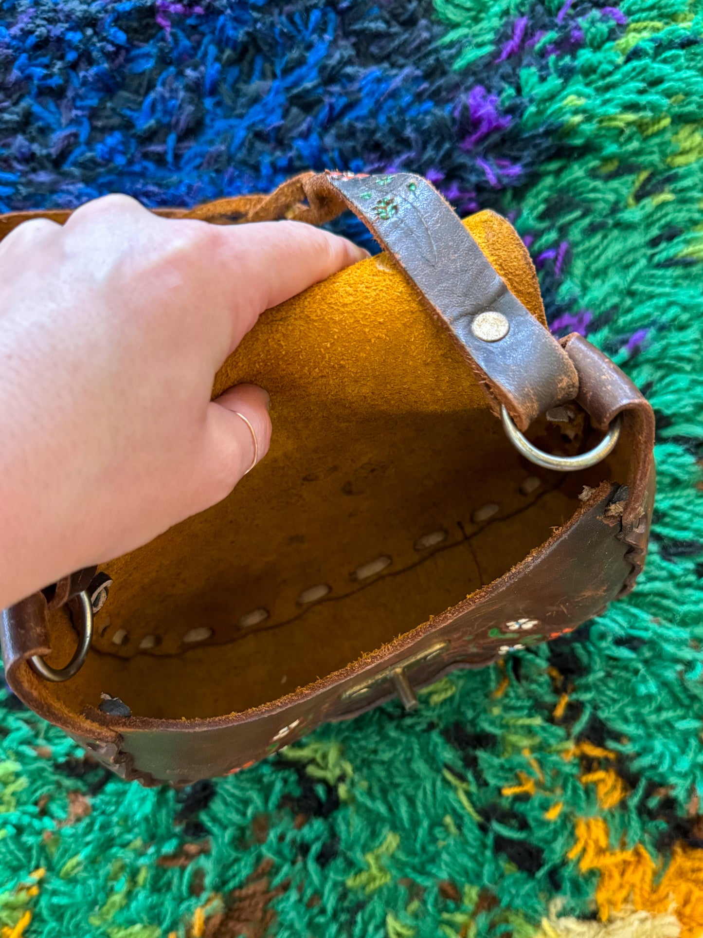 VINTAGE 1970S MEXICAN TOOLED LEATHER HAND PAINTED SHOULDER BAG
