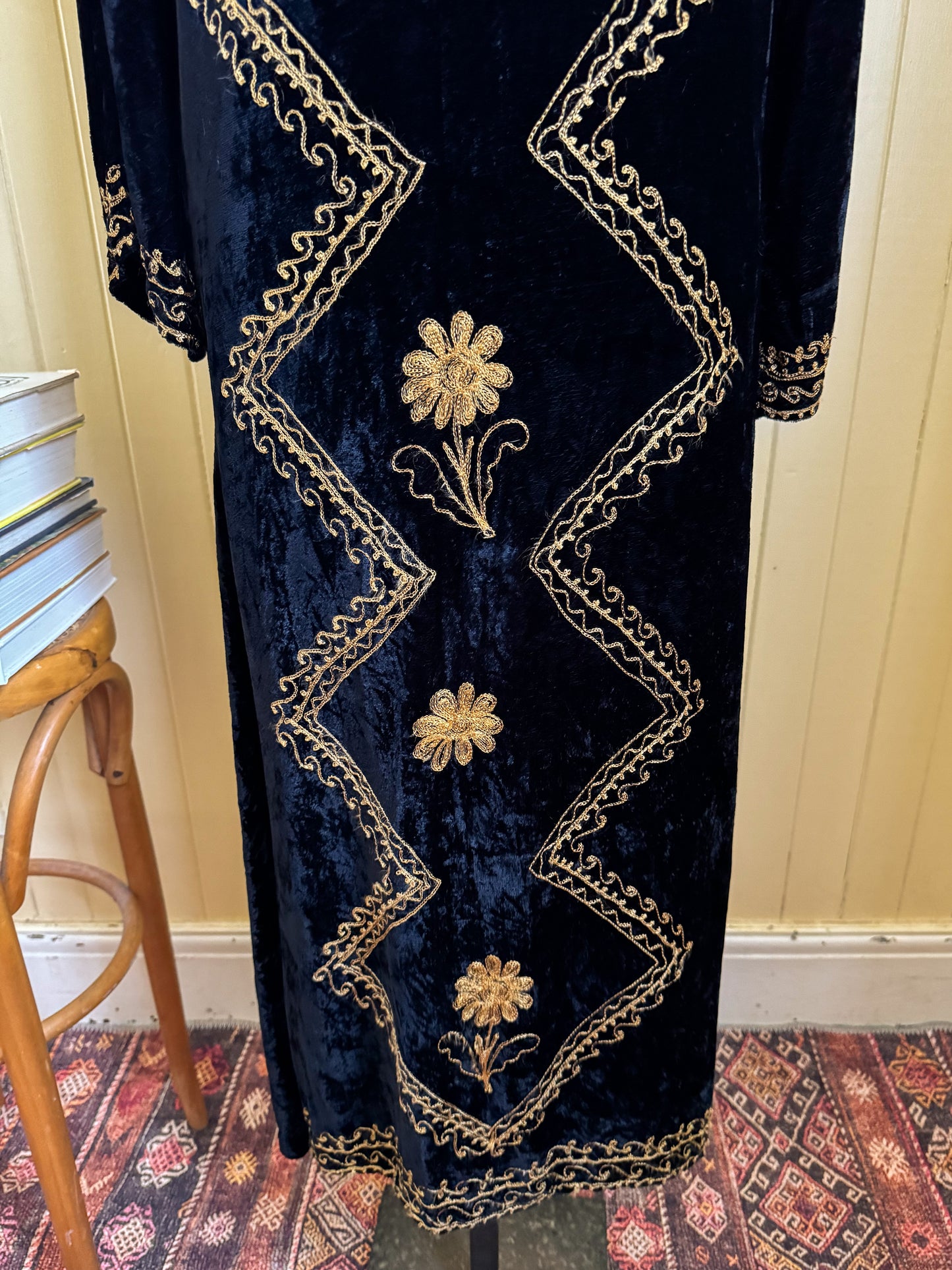 VINTAGE 1970S SAWBRO INDIAN VELVET EMBROIDERED MAXI KAFTAN XS