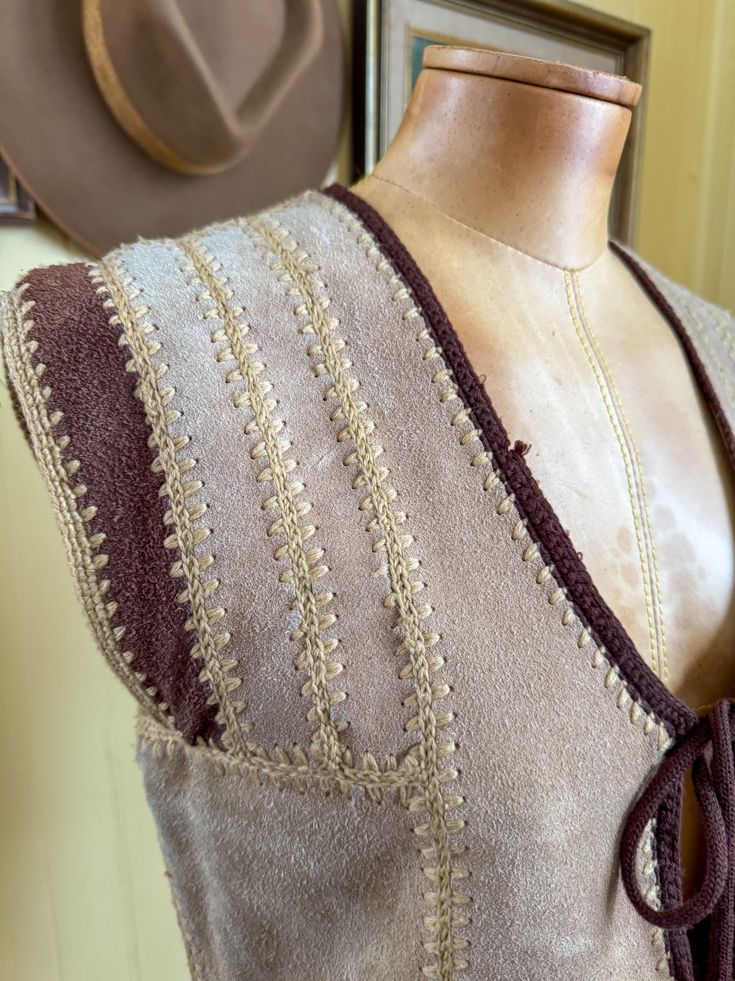 VINTAGE 1970S LEATHERCRAFT TAUPE SUEDE BLANKET STITCH TIE WAISTCOAT VEST S
