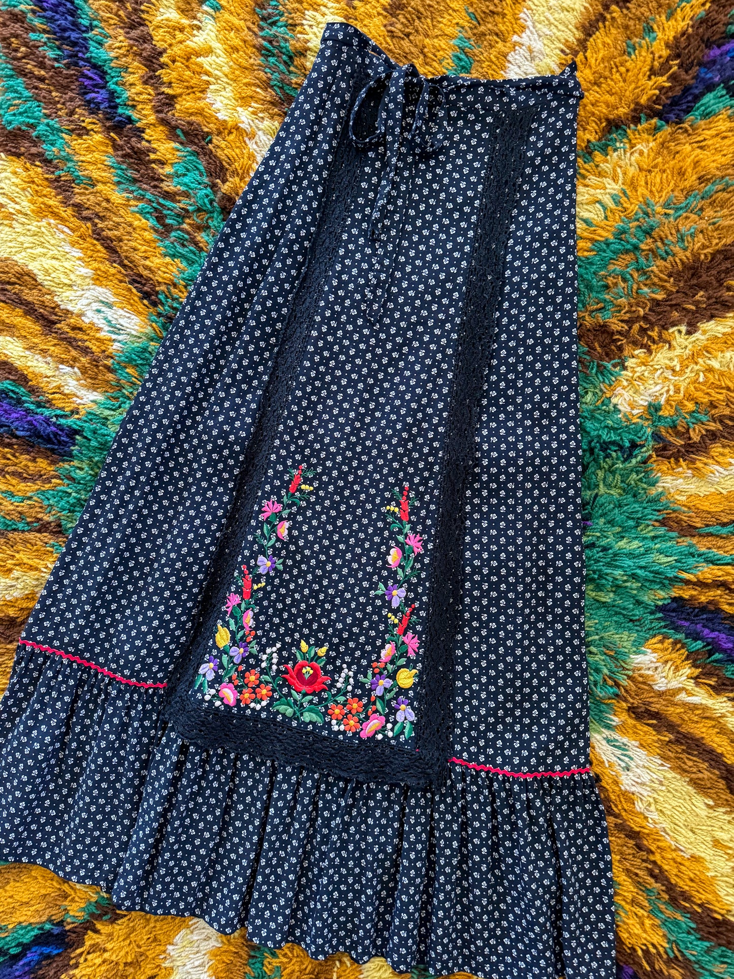 VINTAGE 1970S VISCOSE MINI FLORAL PRINT EMBROIDERED MAXI SKIRT XS