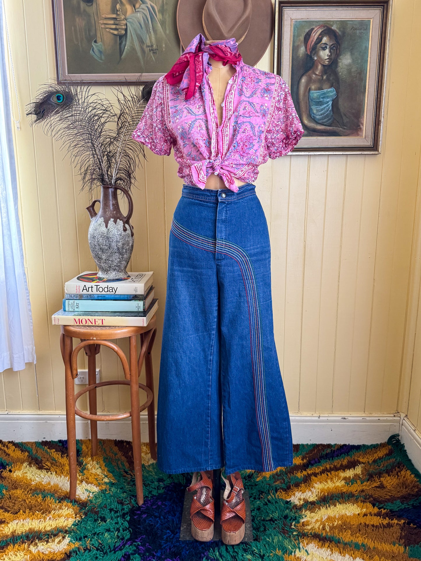 VINTAGE 1970S STUFFED HIGH WAIST RAINBOW STITCH CROPPED DENIM JEANS M