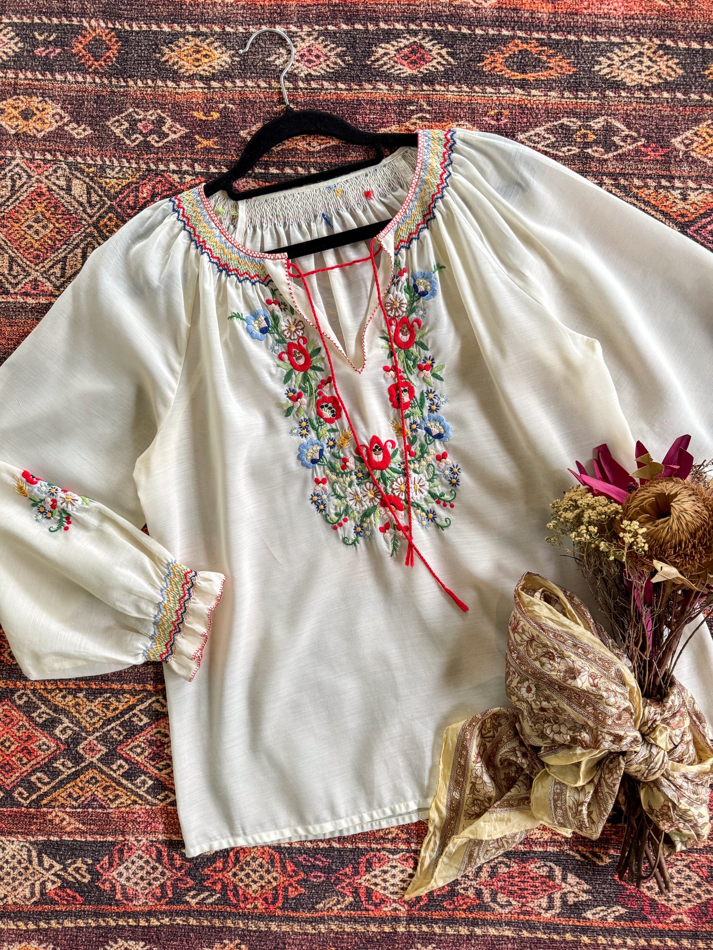 VINTAGE 1980S HUNGARIAN EMBROIDERED COTTON BLEND LONG SLEEVE PEASANT BLOUSE S/M
