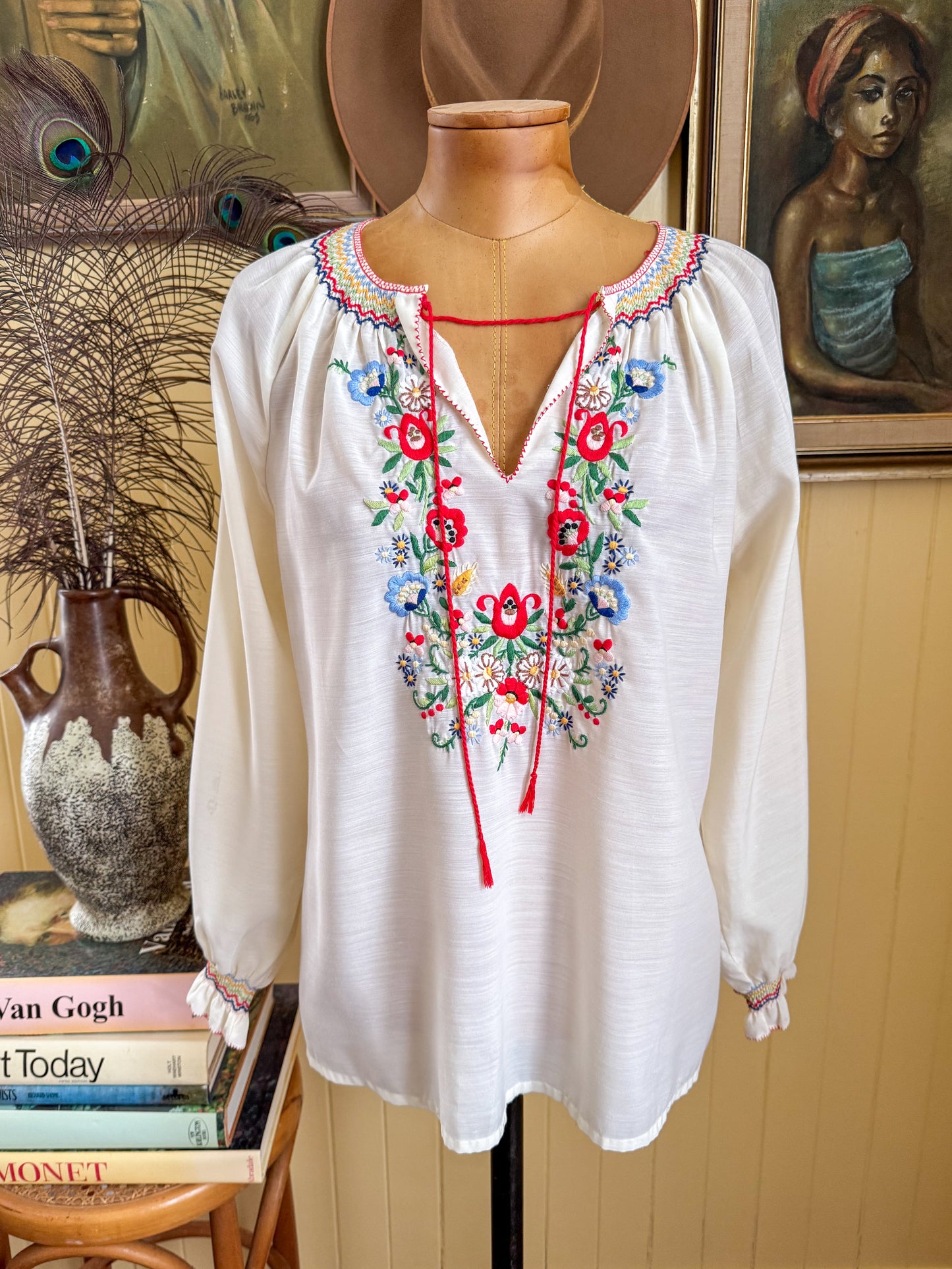 VINTAGE 1980S HUNGARIAN EMBROIDERED COTTON BLEND LONG SLEEVE PEASANT BLOUSE S/M