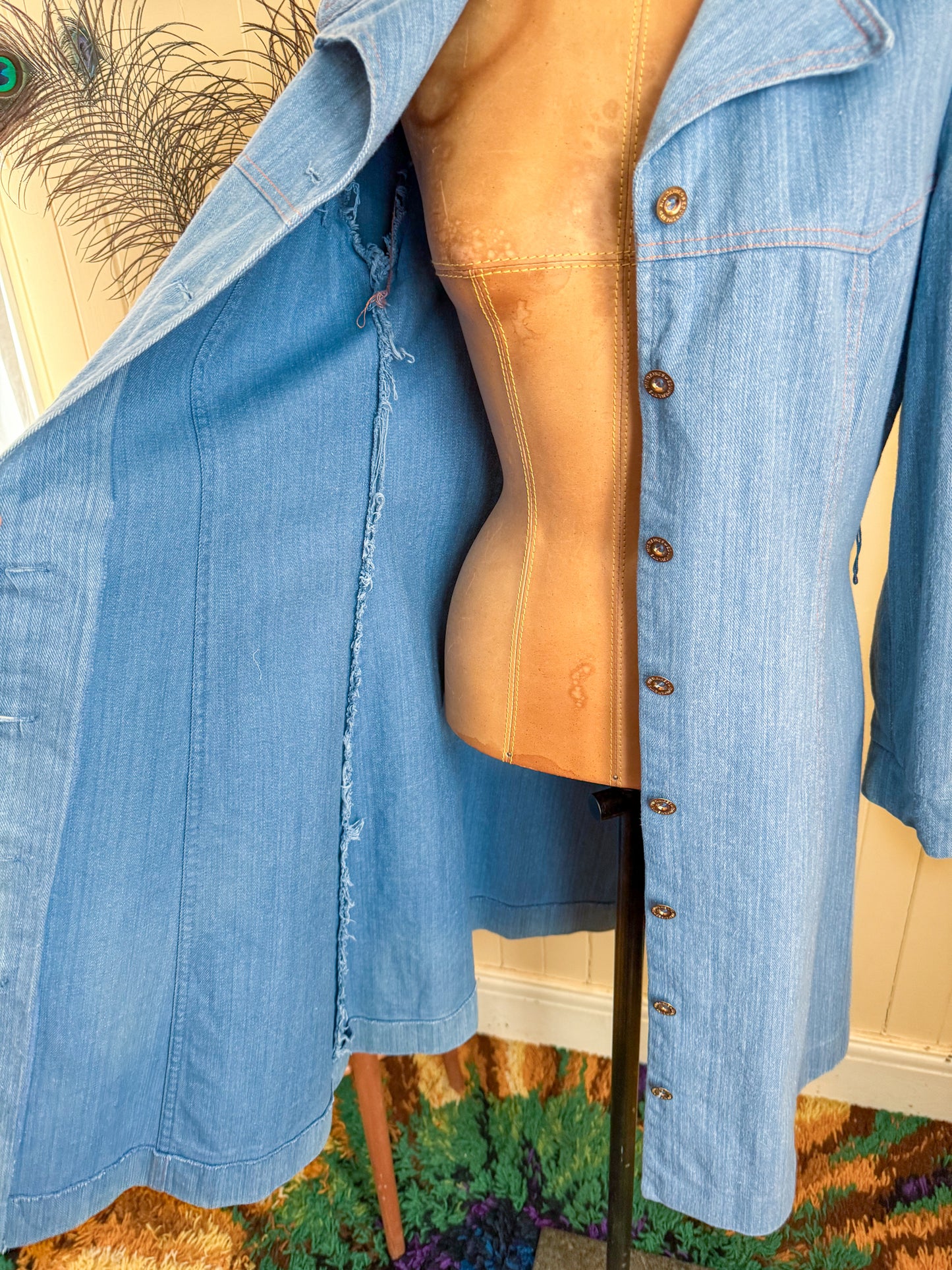 VINTAGE 1970S CHAMBRAY COTTON DENIM EMBROIDERED LONGLINE JACKET S/M