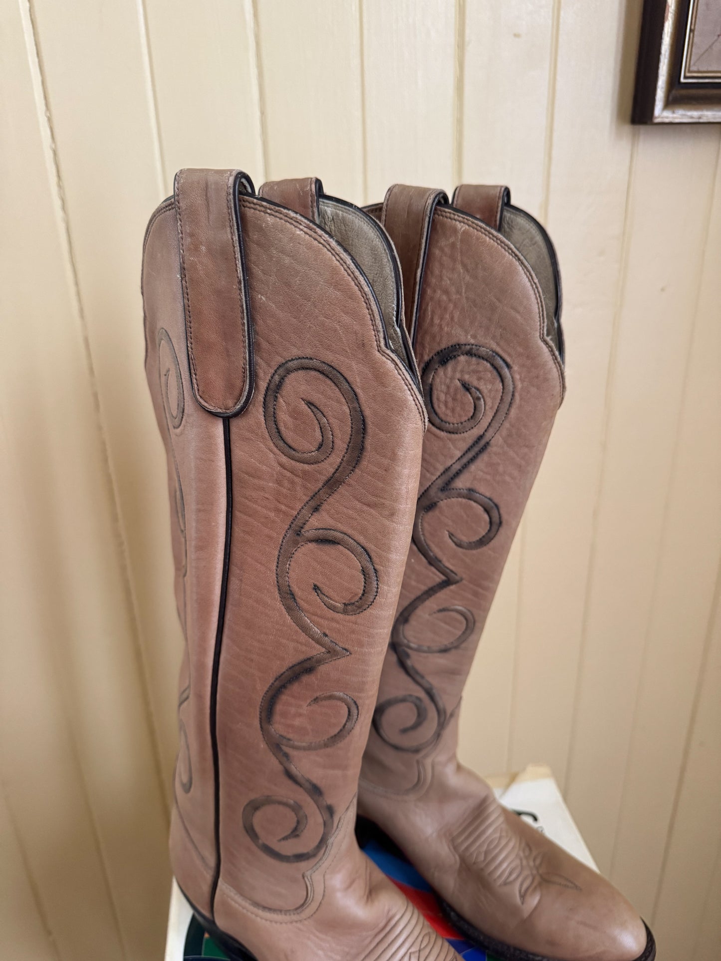 VINTAGE LARRY MAHAN TEXAS EMBROIDERED LEATHER TALL WESTERN CUBAN HEEL BOOTS 7/38