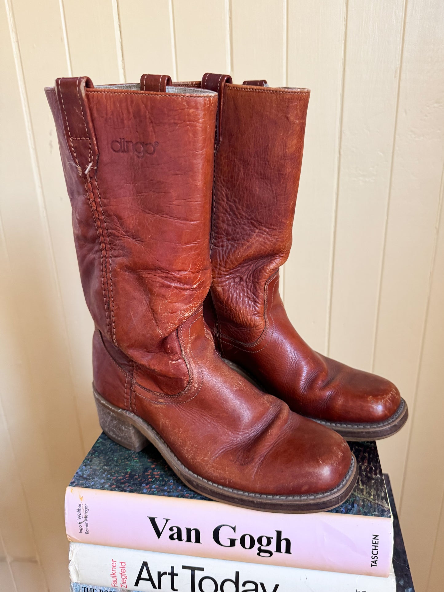 VINTAGE U.S.A DINGO MID CALF CAMPUS TAN LEATHER CUBAN HEEL BOOTS 10/41
