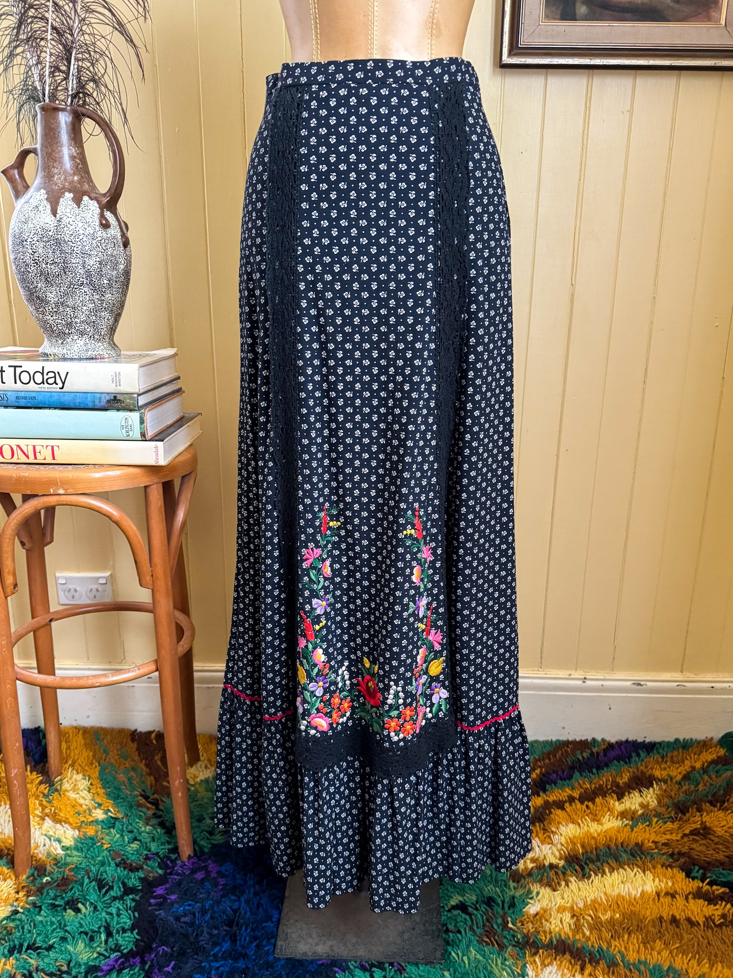 VINTAGE 1970S VISCOSE MINI FLORAL PRINT EMBROIDERED MAXI SKIRT XS