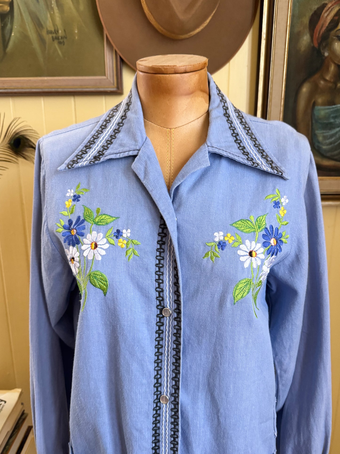 VINTAGE 1970S MEXICAN COTTON CHAMBRAY FLORAL EMBROIDERED SHIRT JACKET S/M