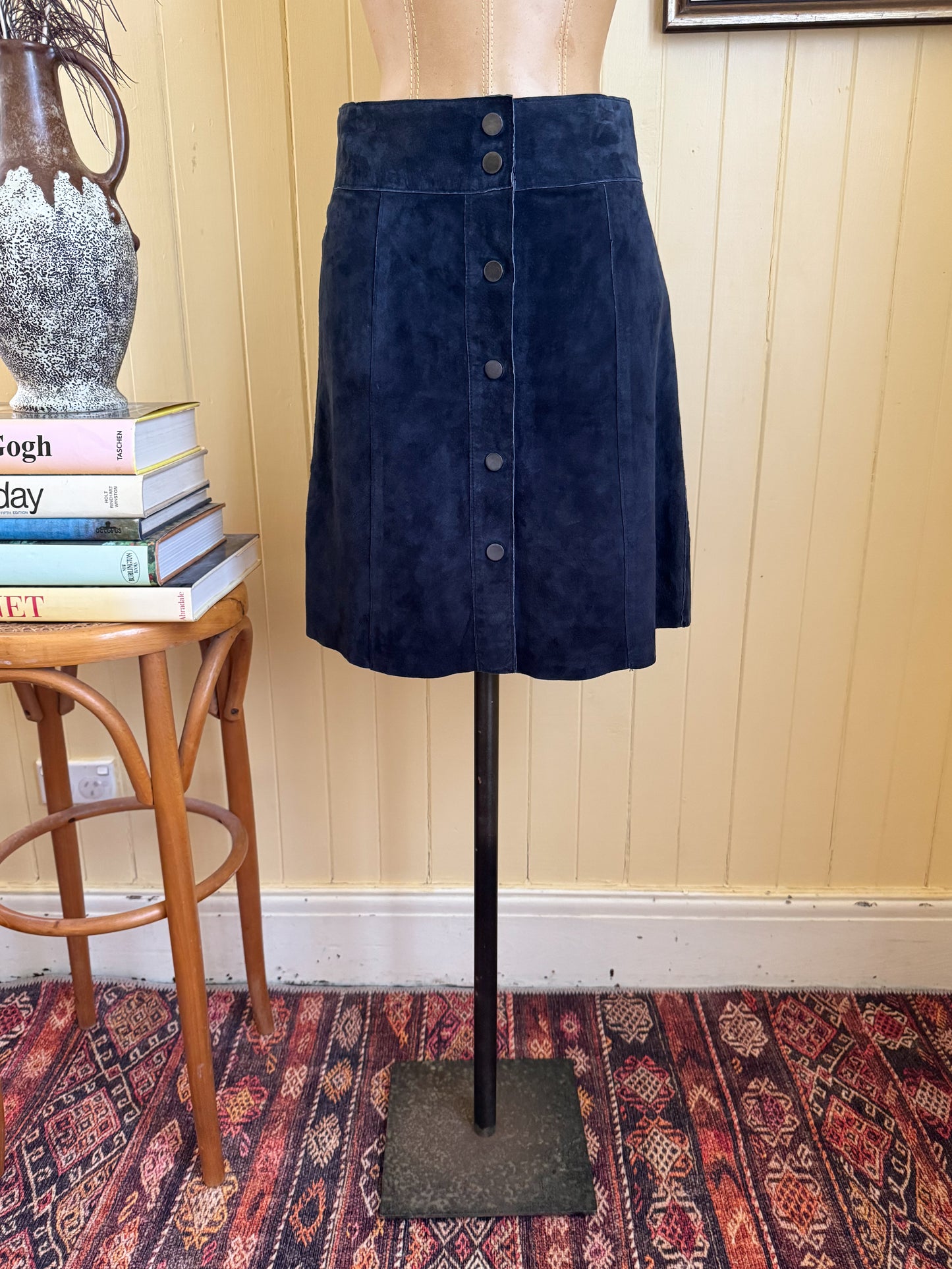 VINTAGE 1970S SUEDE MIDNIGHT LEATHER BUTTON THROUGH KNEE LENGTH SKIRT M