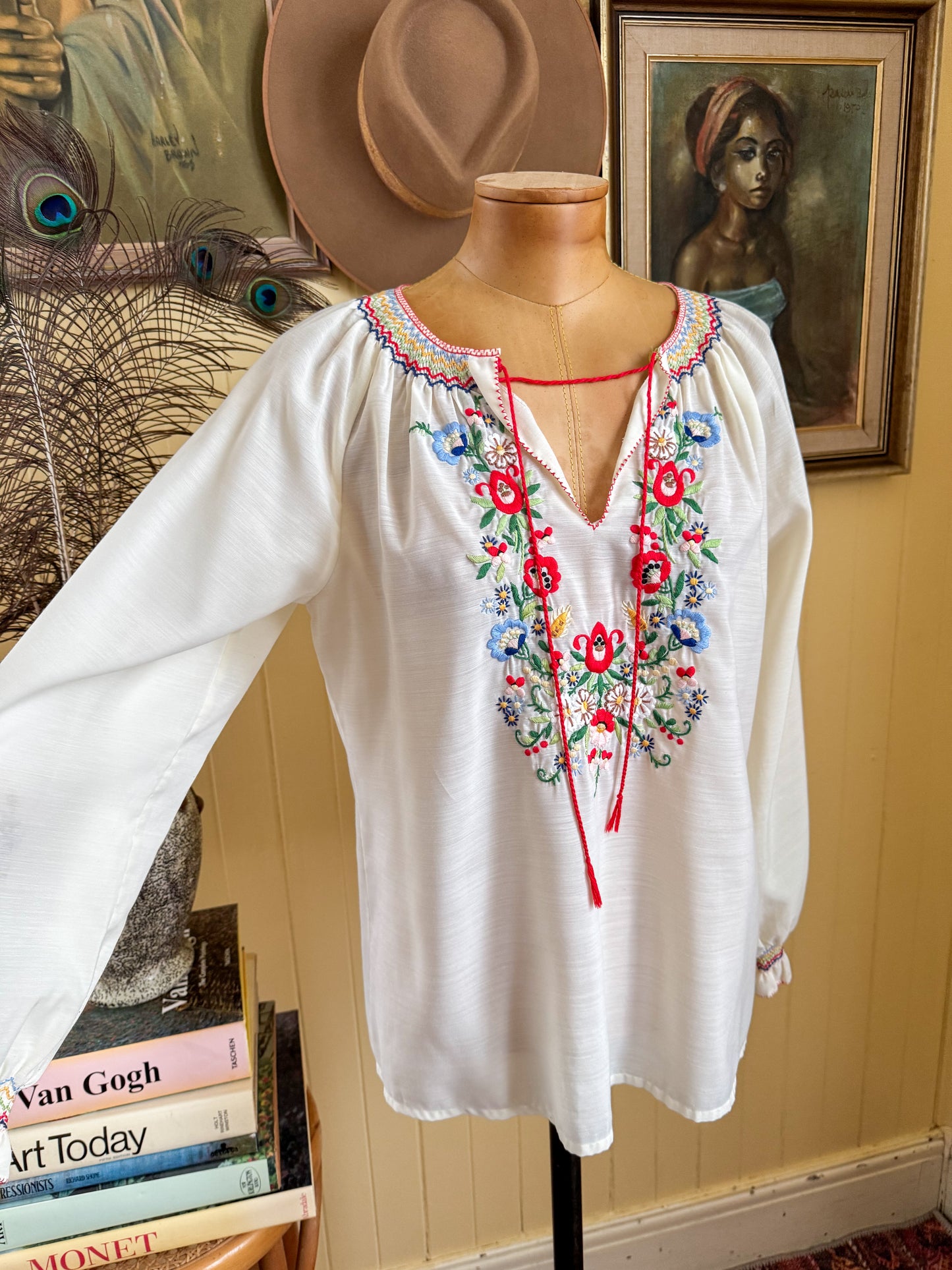 VINTAGE 1980S HUNGARIAN EMBROIDERED COTTON BLEND LONG SLEEVE PEASANT BLOUSE S/M