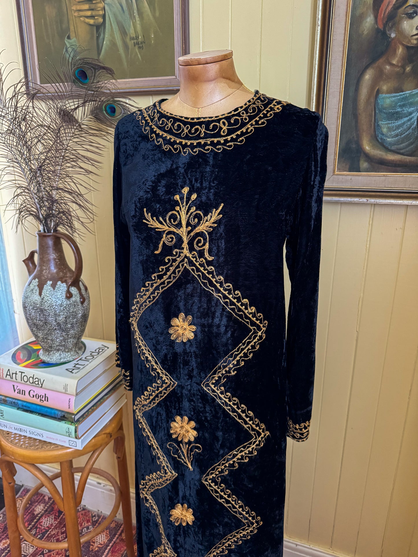 VINTAGE 1970S SAWBRO INDIAN VELVET EMBROIDERED MAXI KAFTAN XS