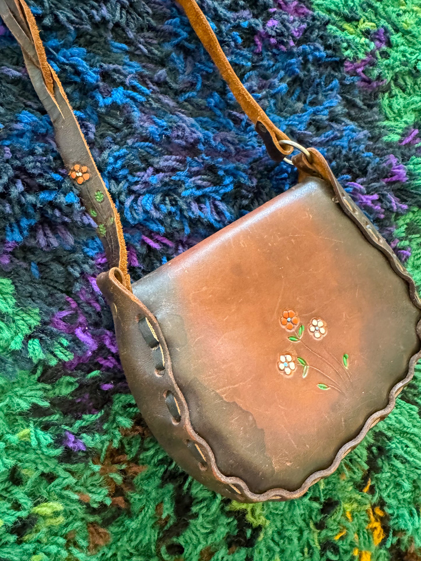 VINTAGE 1970S MEXICAN TOOLED LEATHER HAND PAINTED SHOULDER BAG