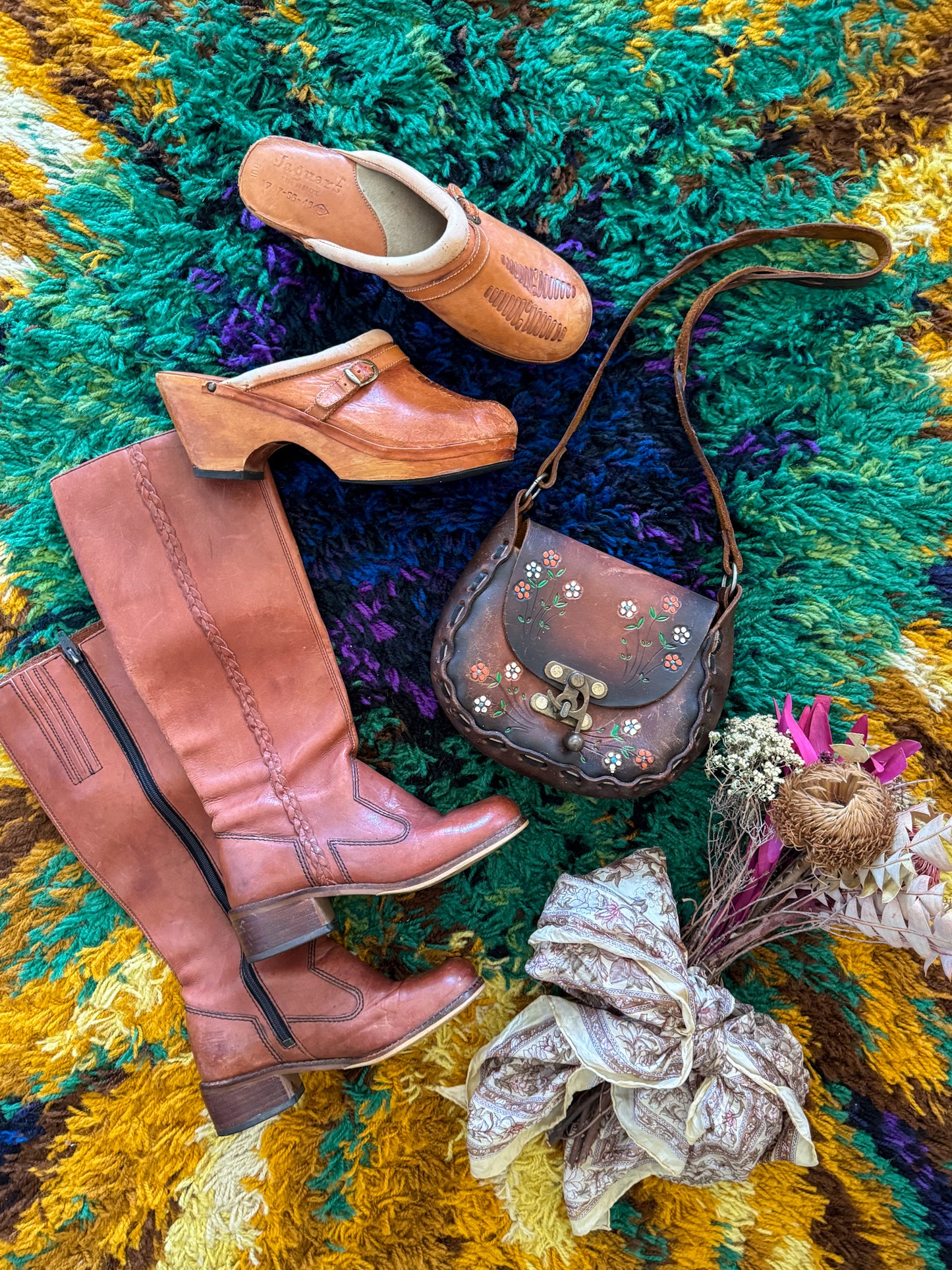 VINTAGE 1970S MEXICAN TOOLED LEATHER HAND PAINTED SHOULDER BAG