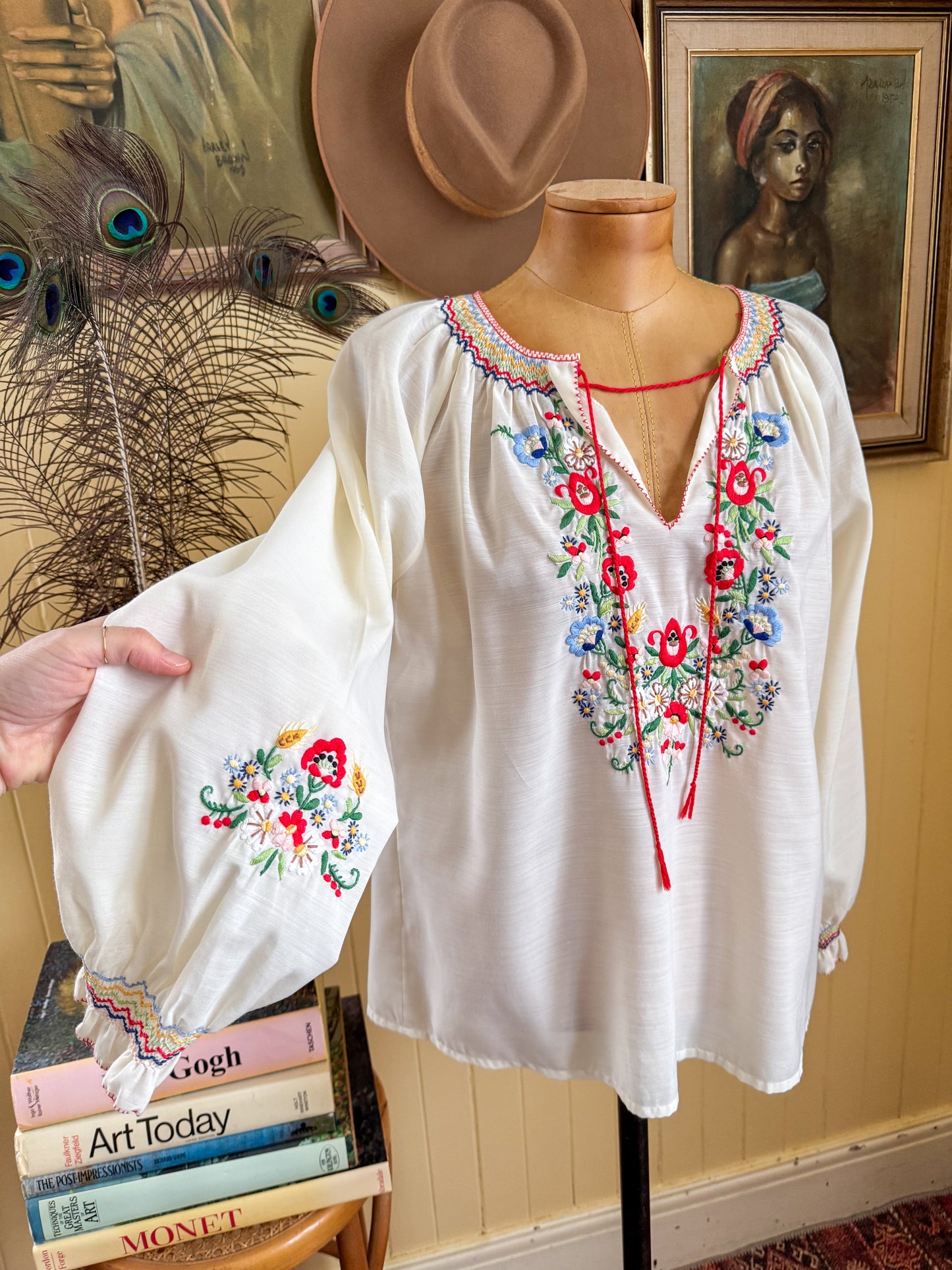 VINTAGE 1980S HUNGARIAN EMBROIDERED COTTON BLEND LONG SLEEVE PEASANT BLOUSE S/M