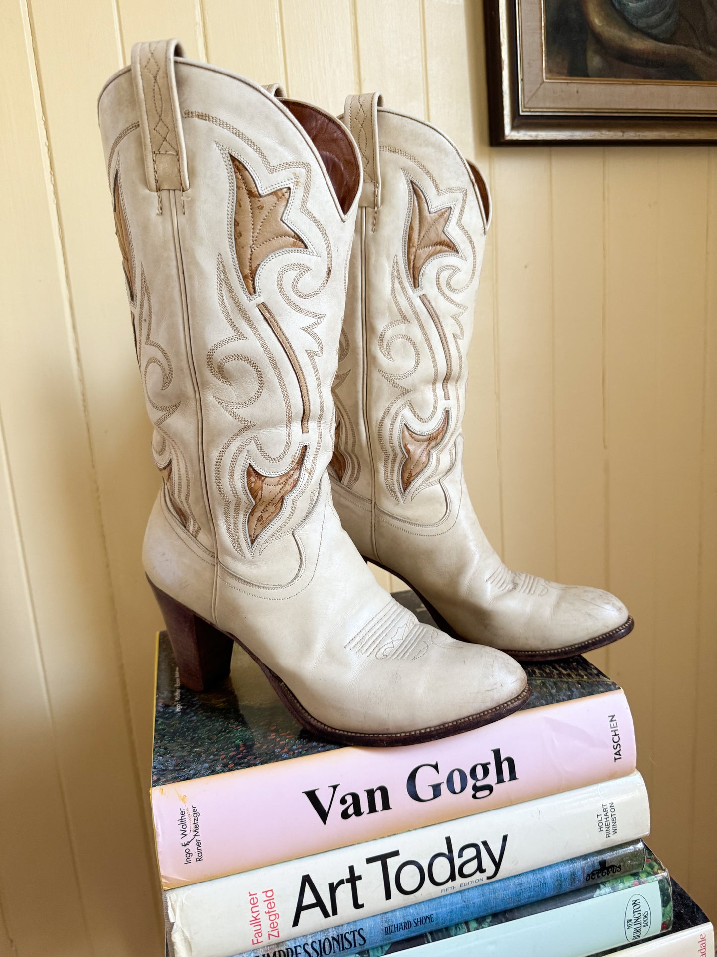 VINTAGE DAN POST CREAM EMBROIDERED LEATHER WESTERN CUBAN HIGH HEEL BOOTS 7.5-8/38-38.5