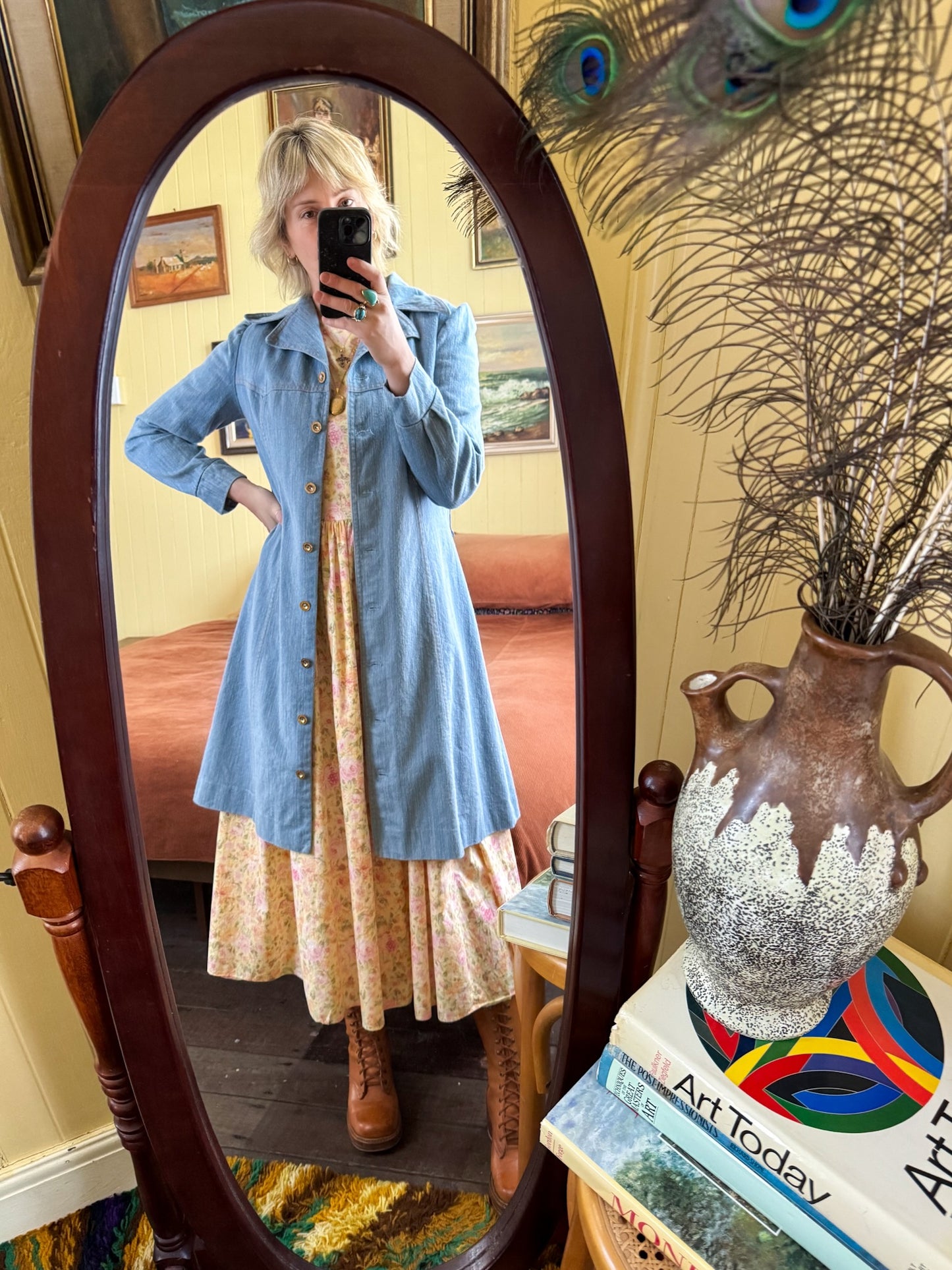 VINTAGE 1970S CHAMBRAY COTTON DENIM EMBROIDERED LONGLINE JACKET S/M