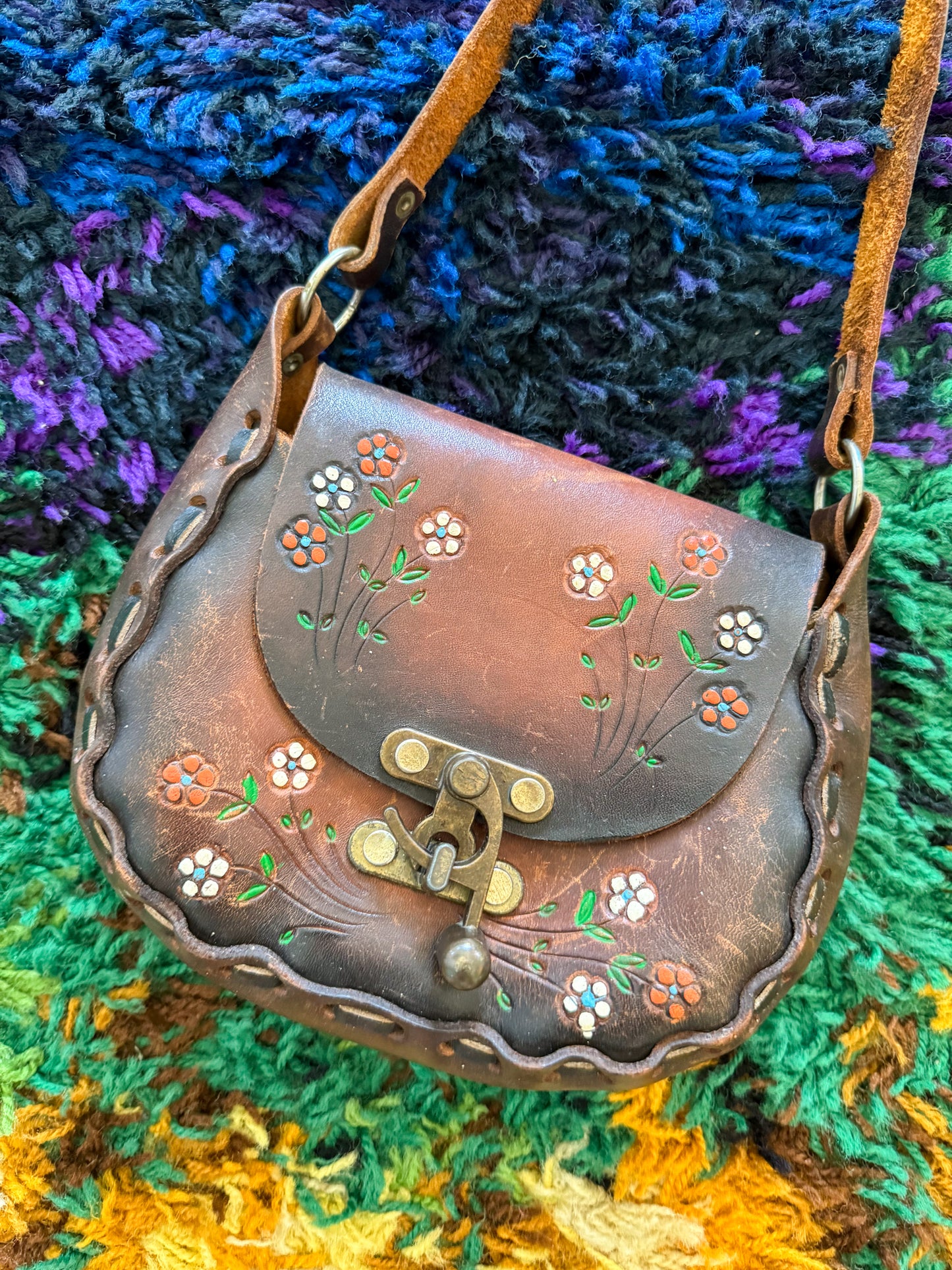 VINTAGE 1970S MEXICAN TOOLED LEATHER HAND PAINTED SHOULDER BAG