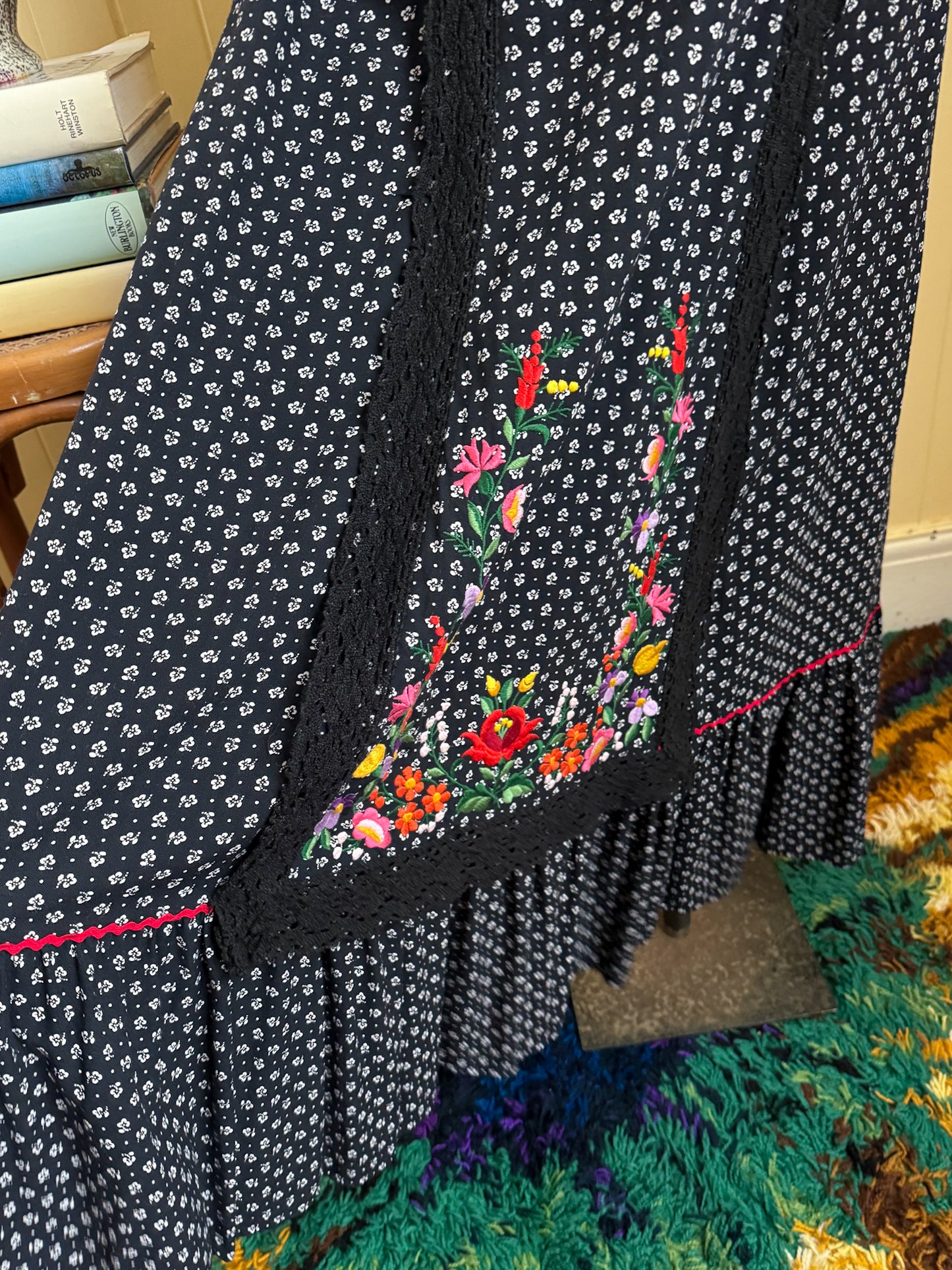 VINTAGE 1970S VISCOSE MINI FLORAL PRINT EMBROIDERED MAXI SKIRT XS