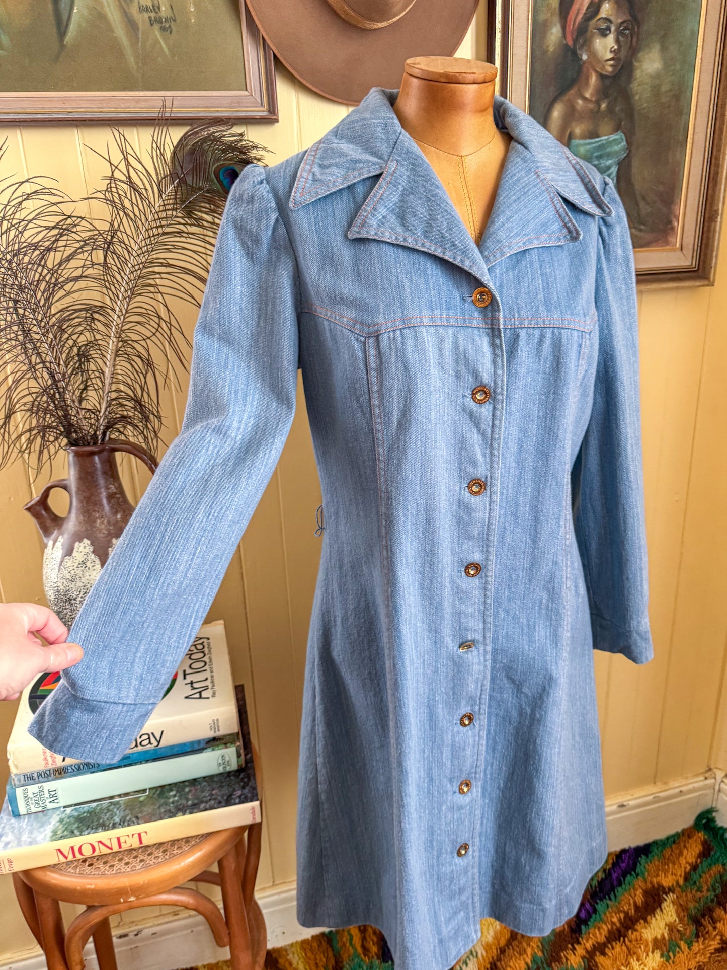 VINTAGE 1970S CHAMBRAY COTTON DENIM EMBROIDERED LONGLINE JACKET S/M