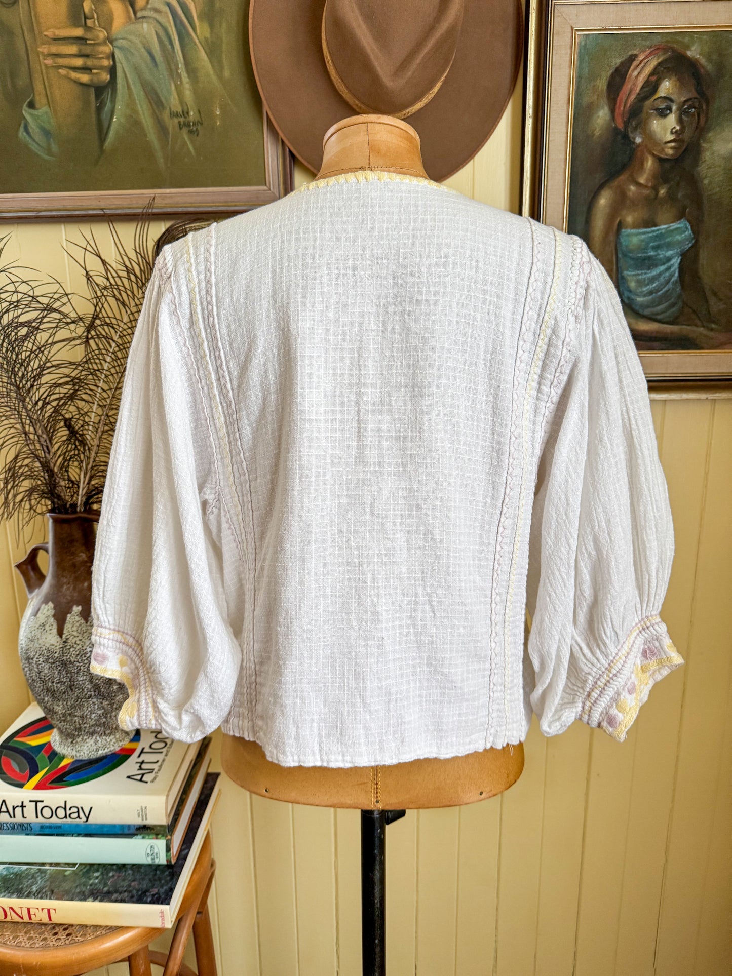 VINTAGE 1970S COTTON FLORAL EMBROIDERED BALLOON SLEEVE FOLK BLOUSE M/L