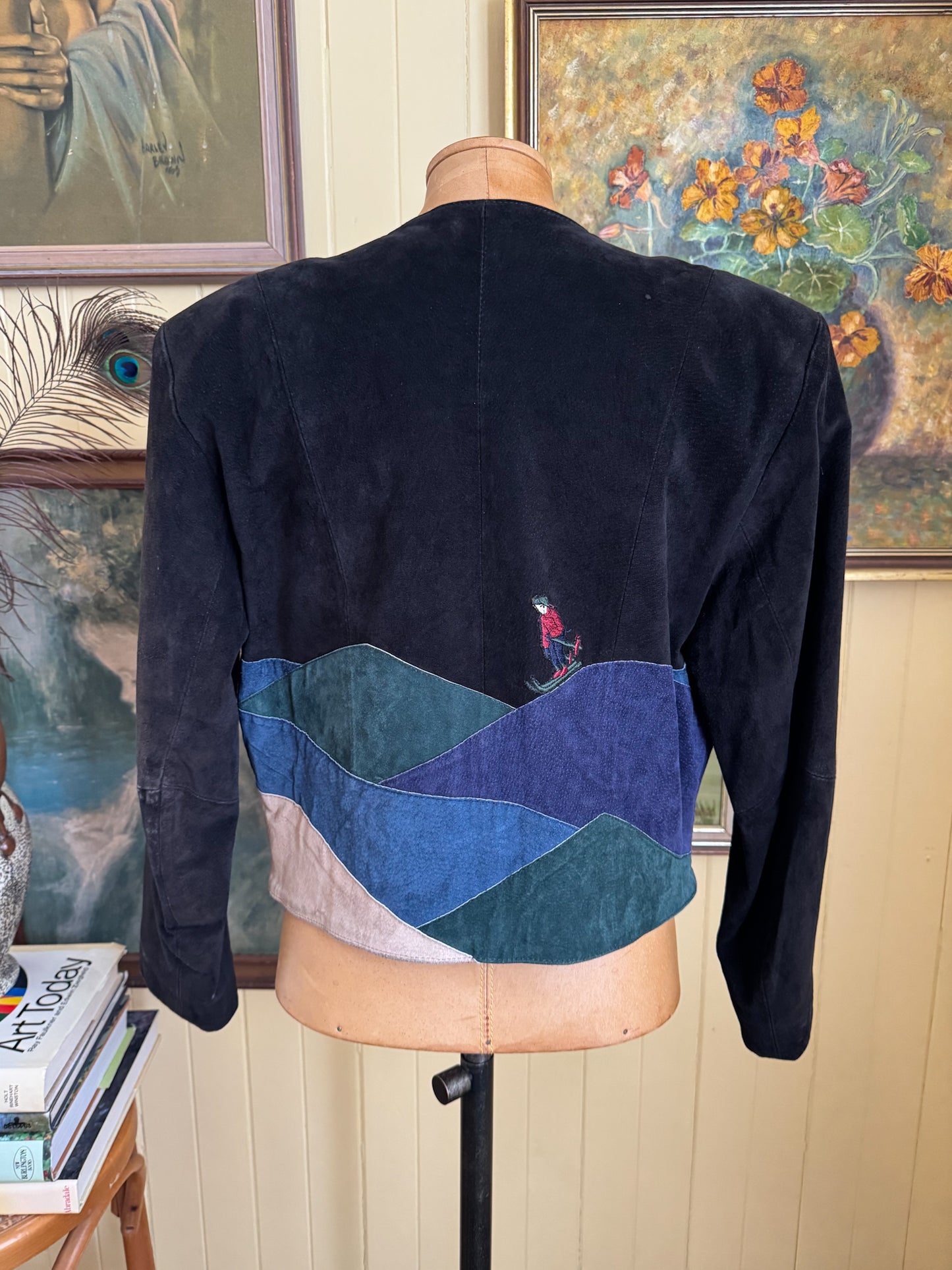 VINTAGE 1980S SUEDE LEATHER ALPINE SKIER APPLIQUÉ CROPPED JACKET M/L