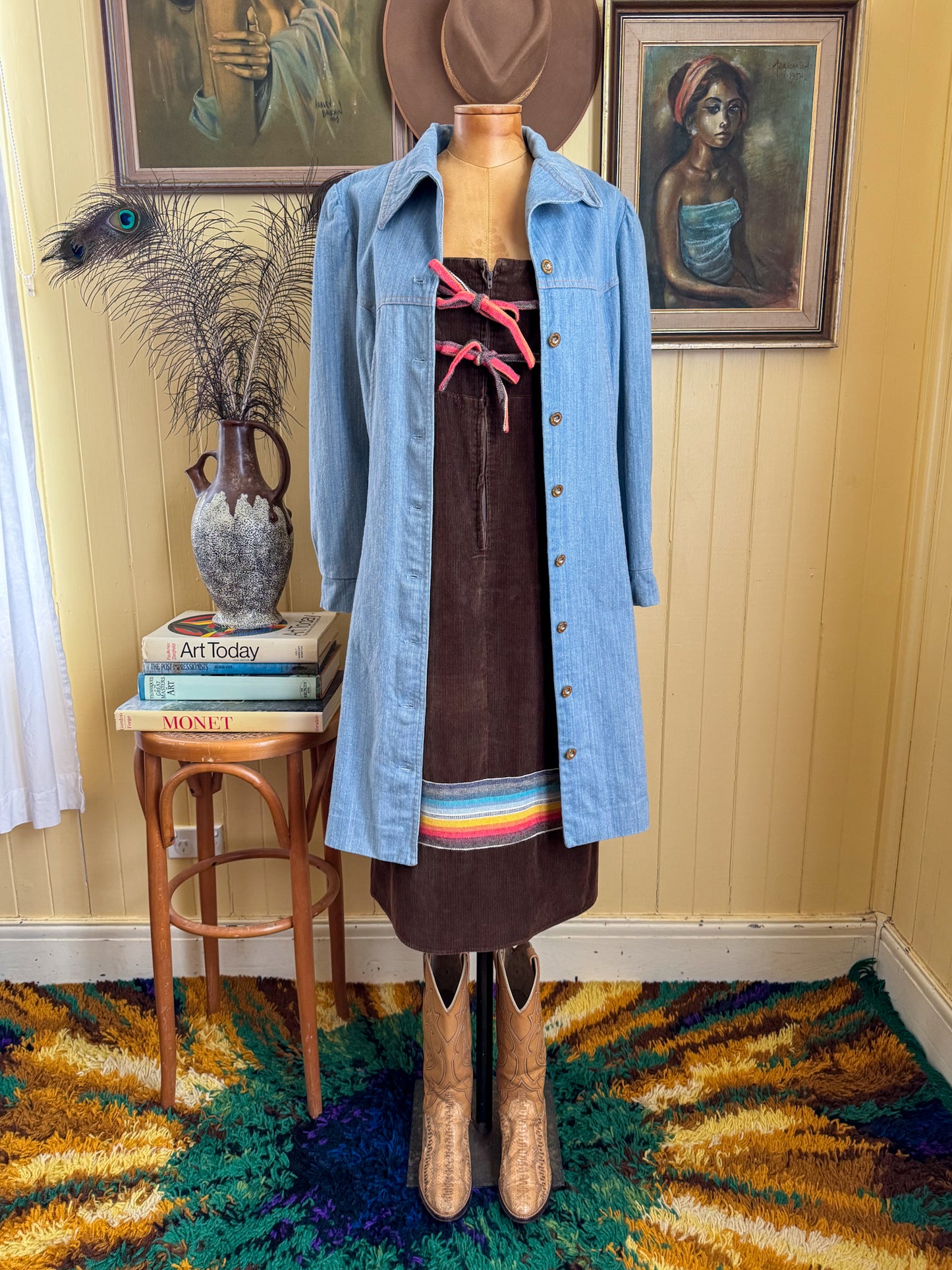 VINTAGE 1970S CHAMBRAY COTTON DENIM EMBROIDERED LONGLINE JACKET S/M
