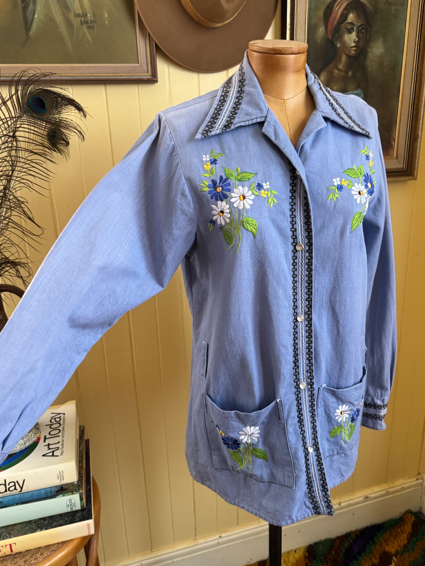 VINTAGE 1970S MEXICAN COTTON CHAMBRAY FLORAL EMBROIDERED SHIRT JACKET S/M