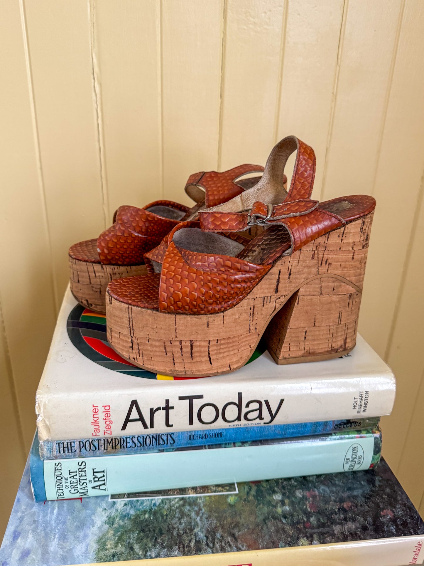 VINTAGE 1970S TAN LEATHER SNAKE EFFECT CORK SUPER PLATFORM SANDALS 6/37