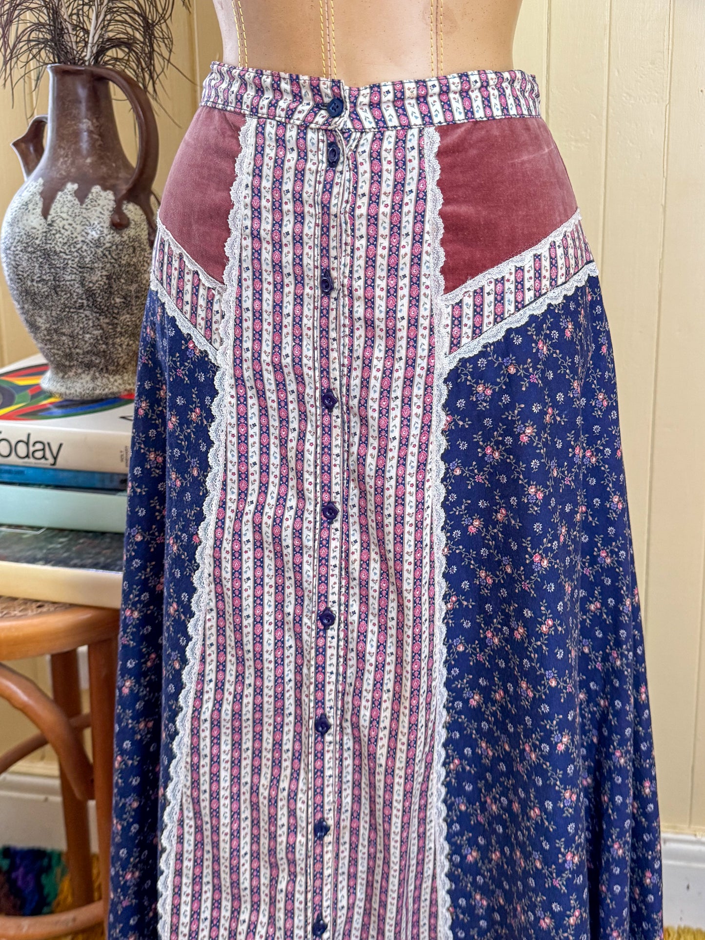 VINTAGE 1970S JESSICA’S GUNNIES GUNNE SAX FLORAL PRINT COTTON + VELVET MAXI SKIRT S