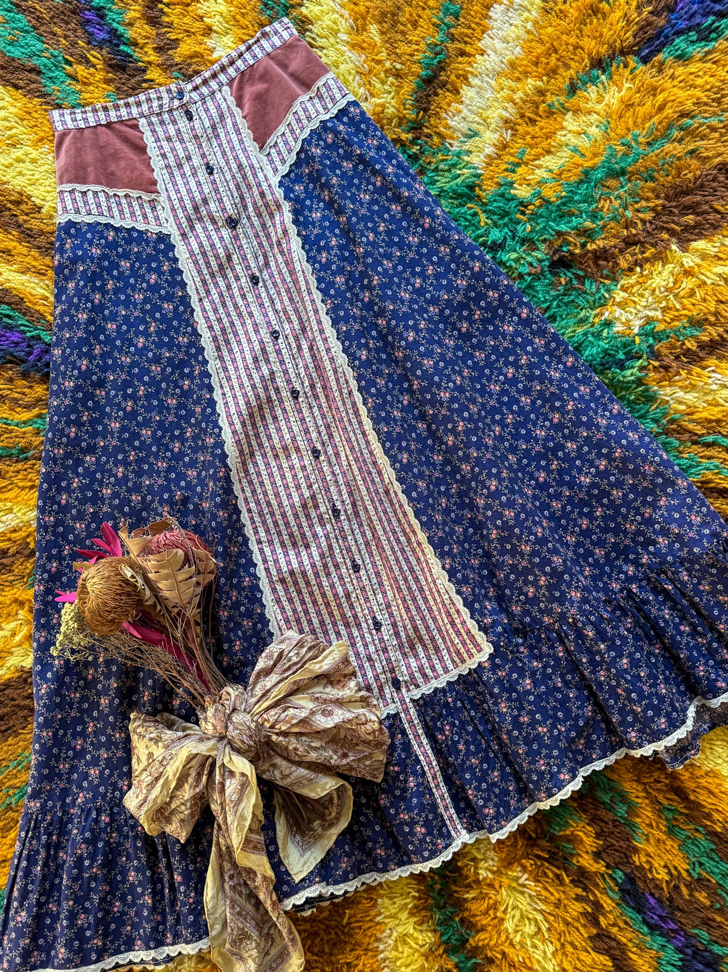 VINTAGE 1970S JESSICA’S GUNNIES GUNNE SAX FLORAL PRINT COTTON + VELVET MAXI SKIRT S