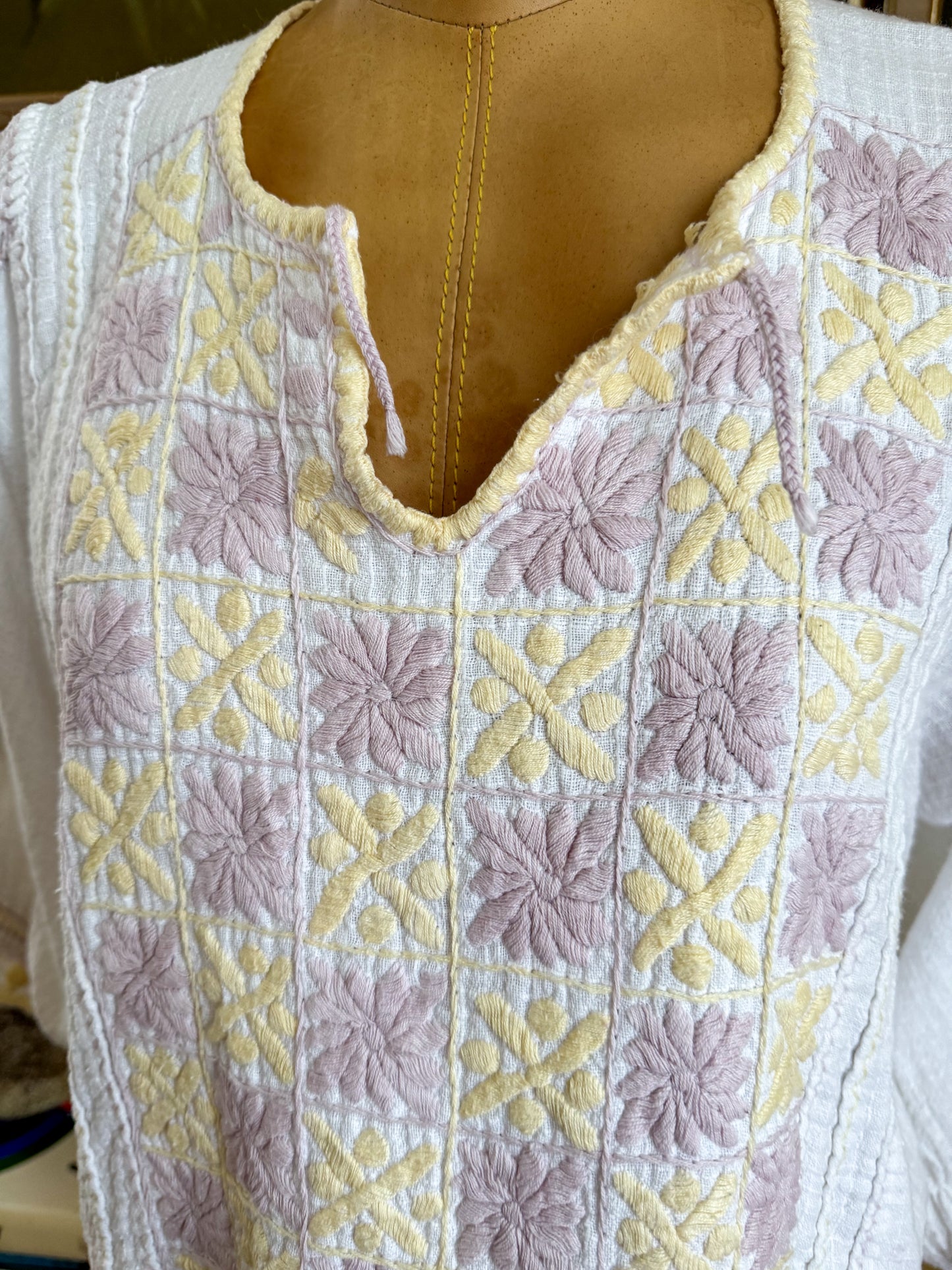 VINTAGE 1970S COTTON FLORAL EMBROIDERED BALLOON SLEEVE FOLK BLOUSE M/L