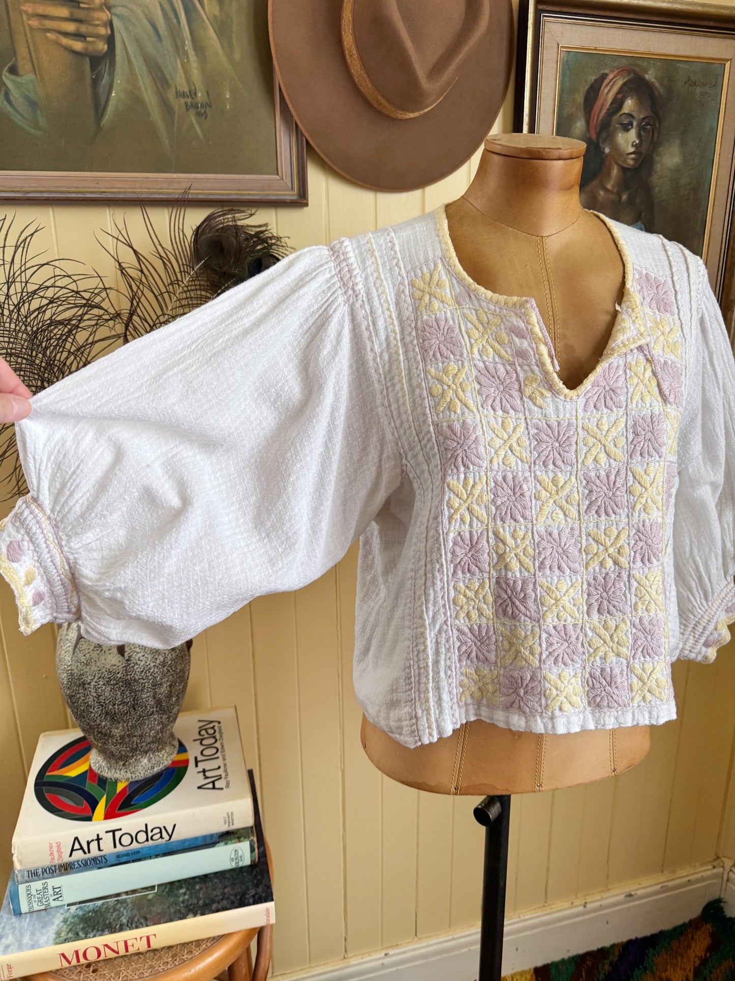 VINTAGE 1970S COTTON FLORAL EMBROIDERED BALLOON SLEEVE FOLK BLOUSE M/L
