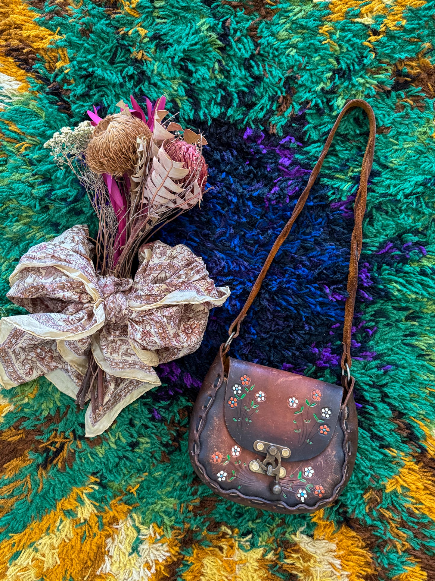 VINTAGE 1970S MEXICAN TOOLED LEATHER HAND PAINTED SHOULDER BAG