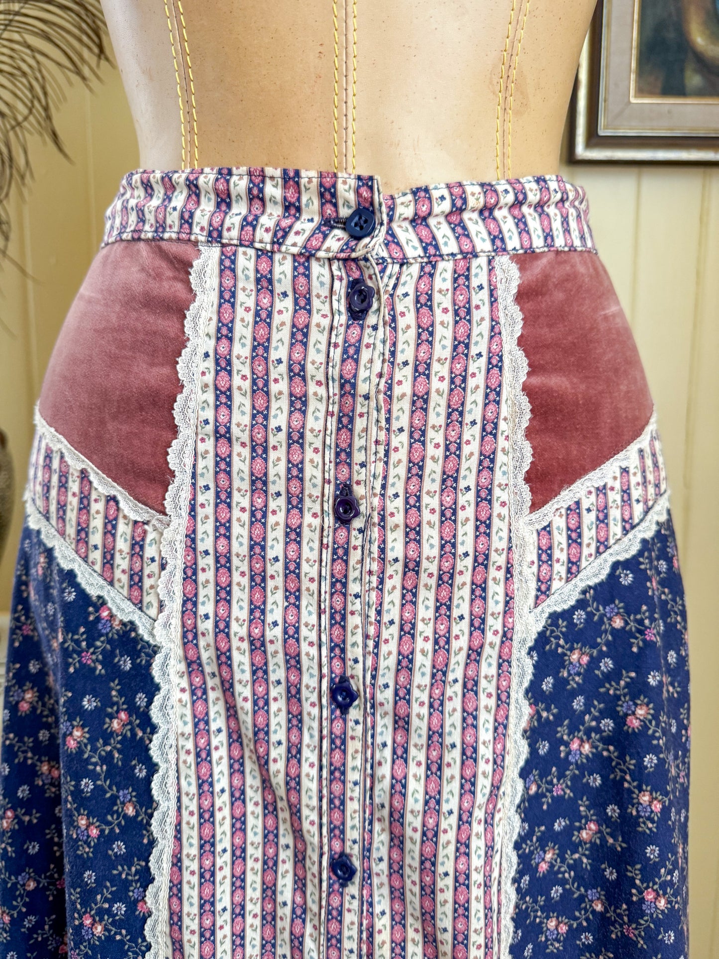 VINTAGE 1970S JESSICA’S GUNNIES GUNNE SAX FLORAL PRINT COTTON + VELVET MAXI SKIRT S