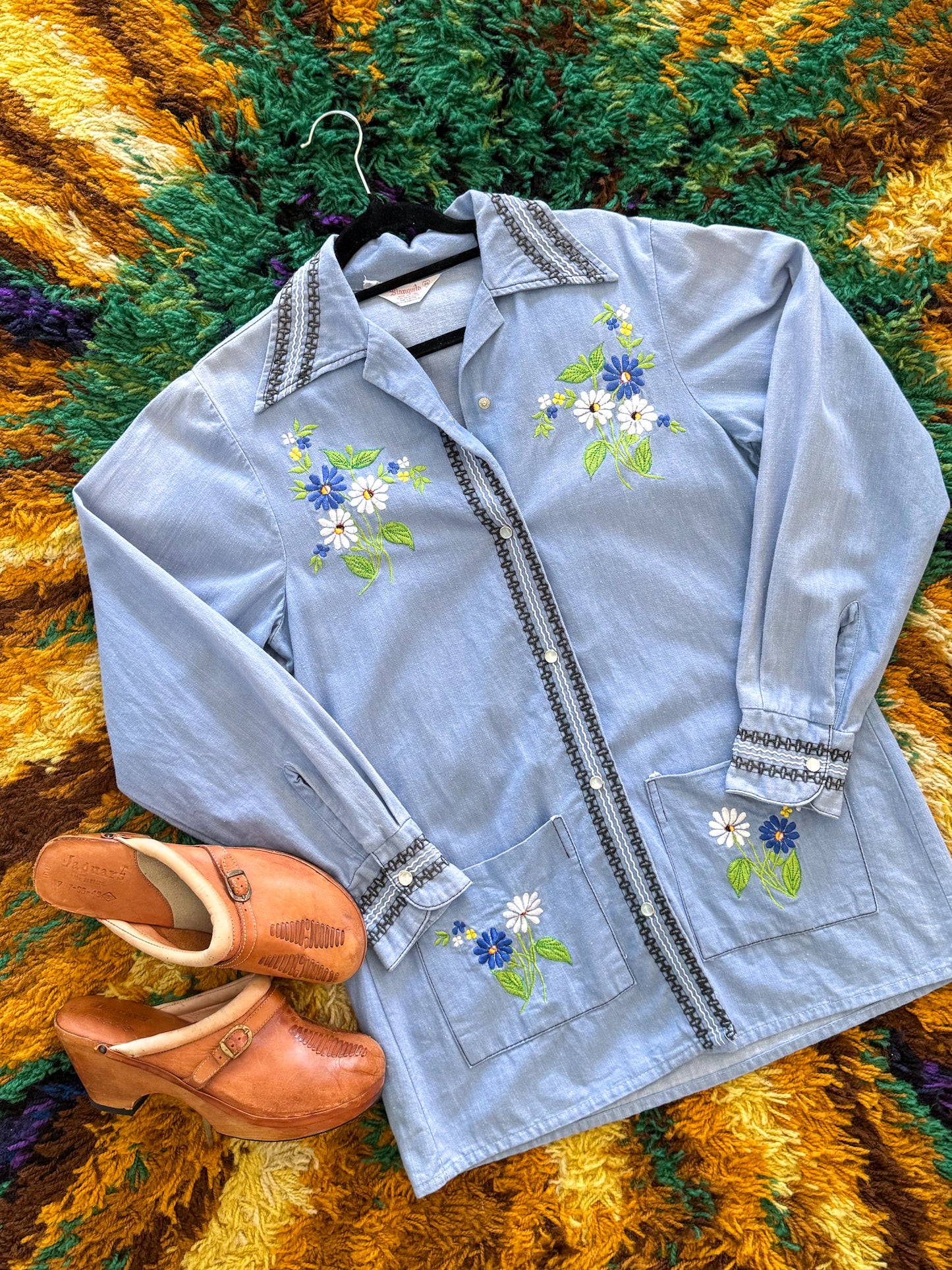 VINTAGE 1970S MEXICAN COTTON CHAMBRAY FLORAL EMBROIDERED SHIRT JACKET S/M