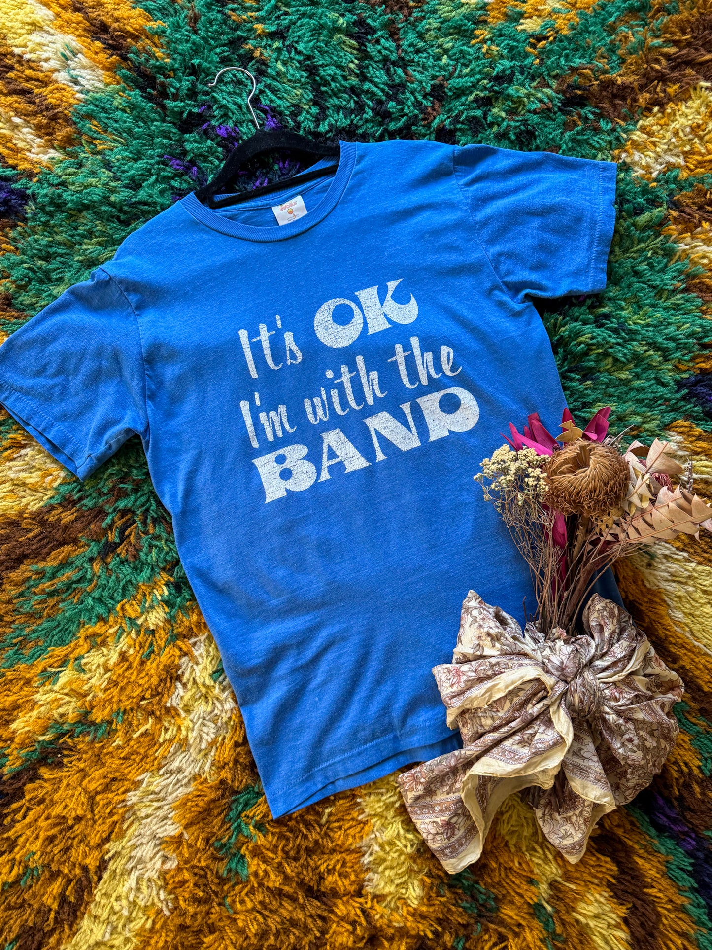 VINTAGE 1980S IT’S OKAY, I’M WITH THE BAND NOVELTY PRINT TSHIRT S/M