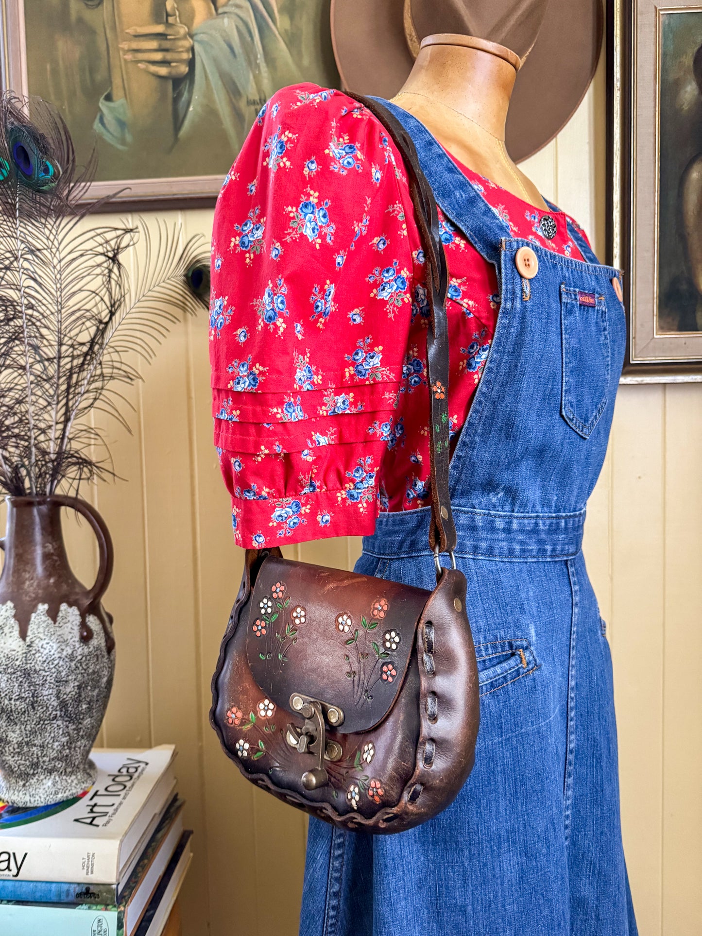 VINTAGE 1970S MEXICAN TOOLED LEATHER HAND PAINTED SHOULDER BAG