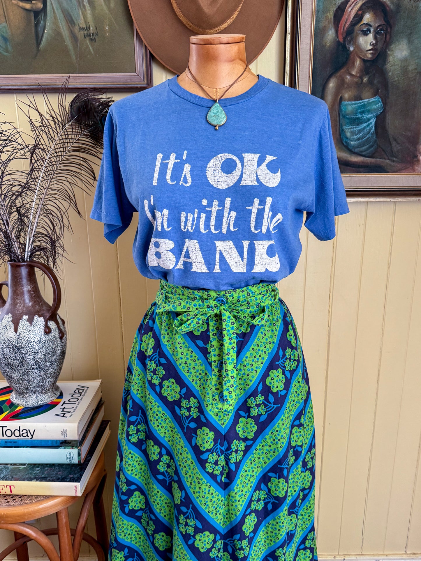 VINTAGE 1980S IT’S OKAY, I’M WITH THE BAND NOVELTY PRINT TSHIRT S/M